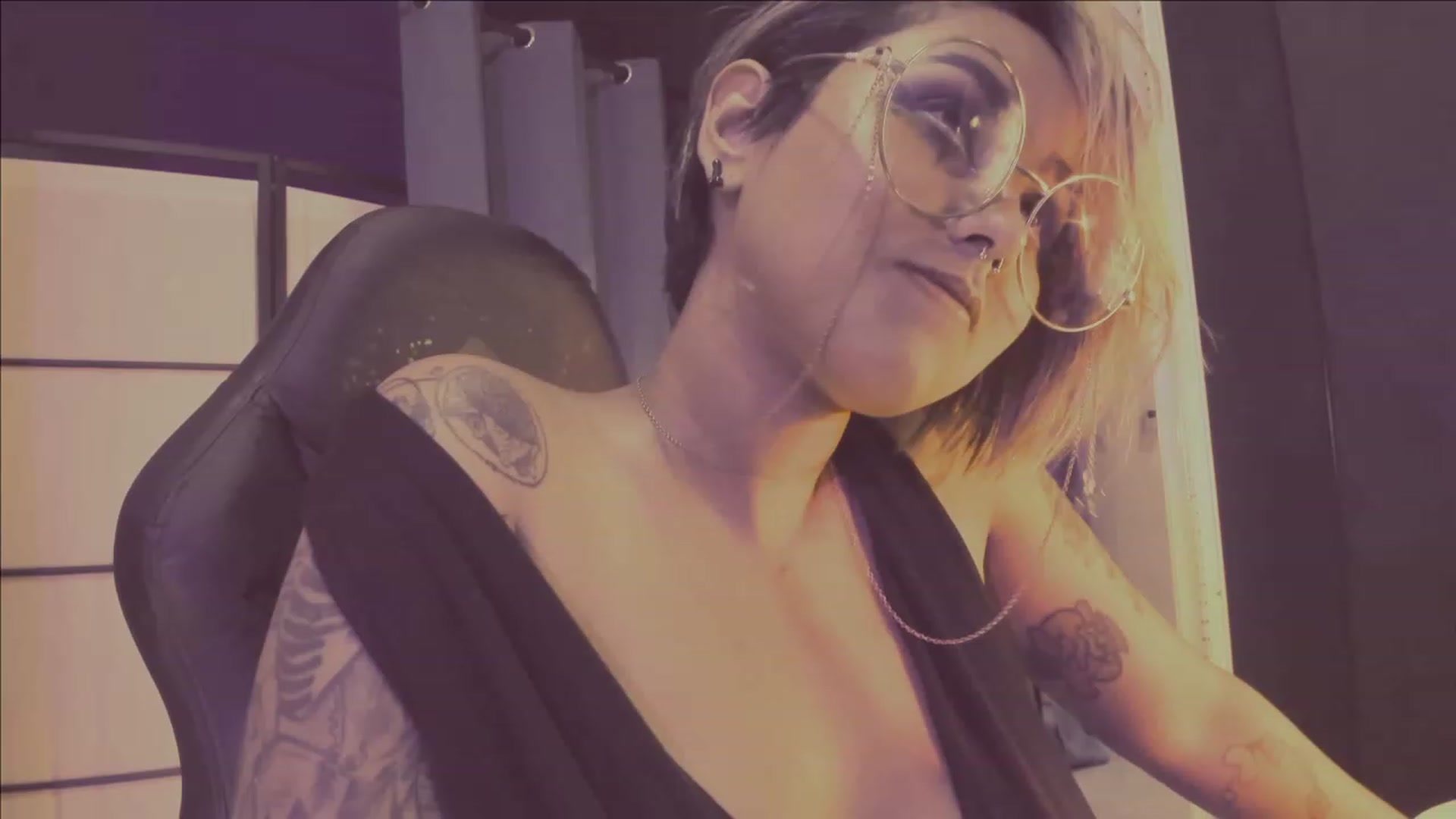 Gallery image thumbnail from AbraxxysRadio's myfreecams stream on, 04/28/2023, 24:28 image 17 of 20