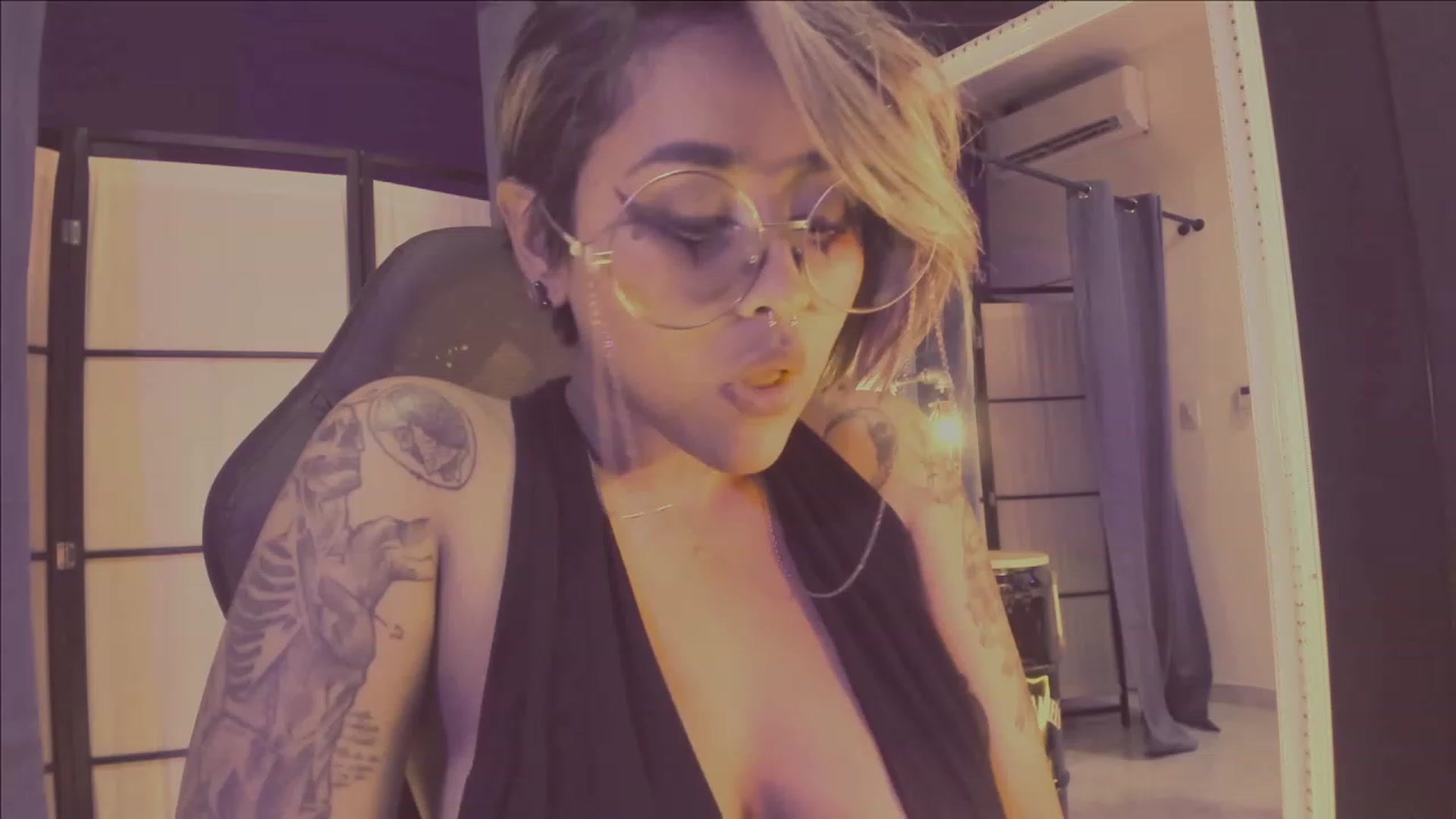 Gallery image thumbnail from AbraxxysRadio's myfreecams stream on, 04/28/2023, 24:28 image 6 of 20
