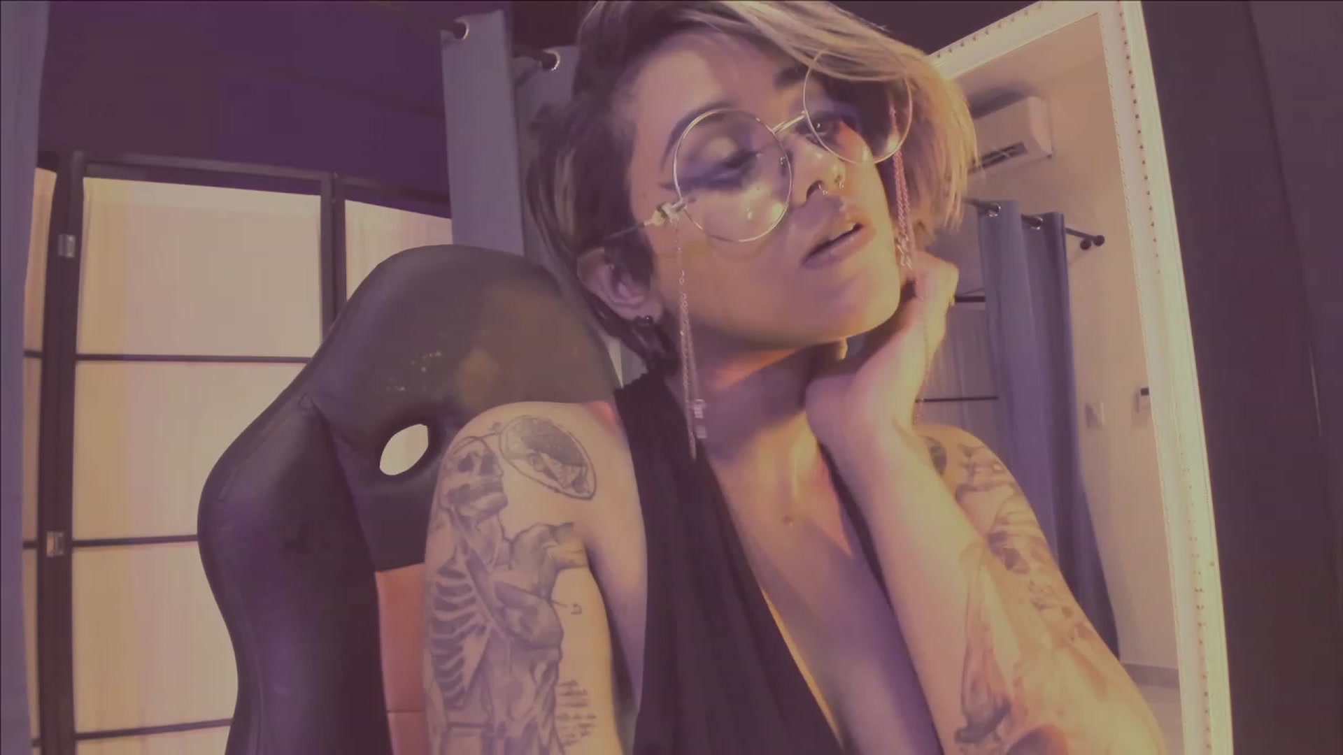 Gallery image thumbnail from AbraxxysRadio's myfreecams stream on, 04/28/2023, 24:28 image 12 of 20