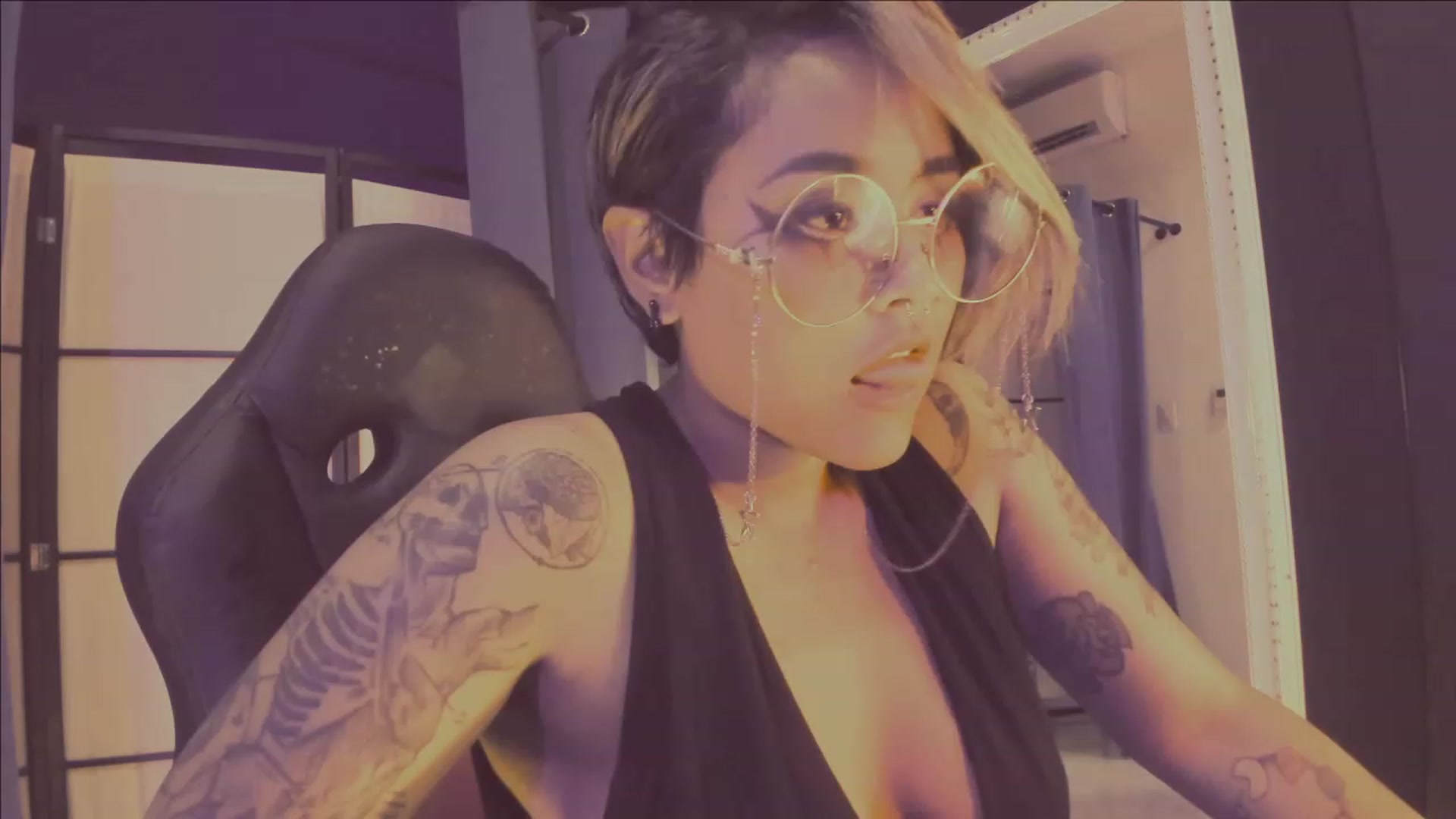 Gallery image thumbnail from AbraxxysRadio's myfreecams stream on, 04/28/2023, 24:28 image 1 of 20