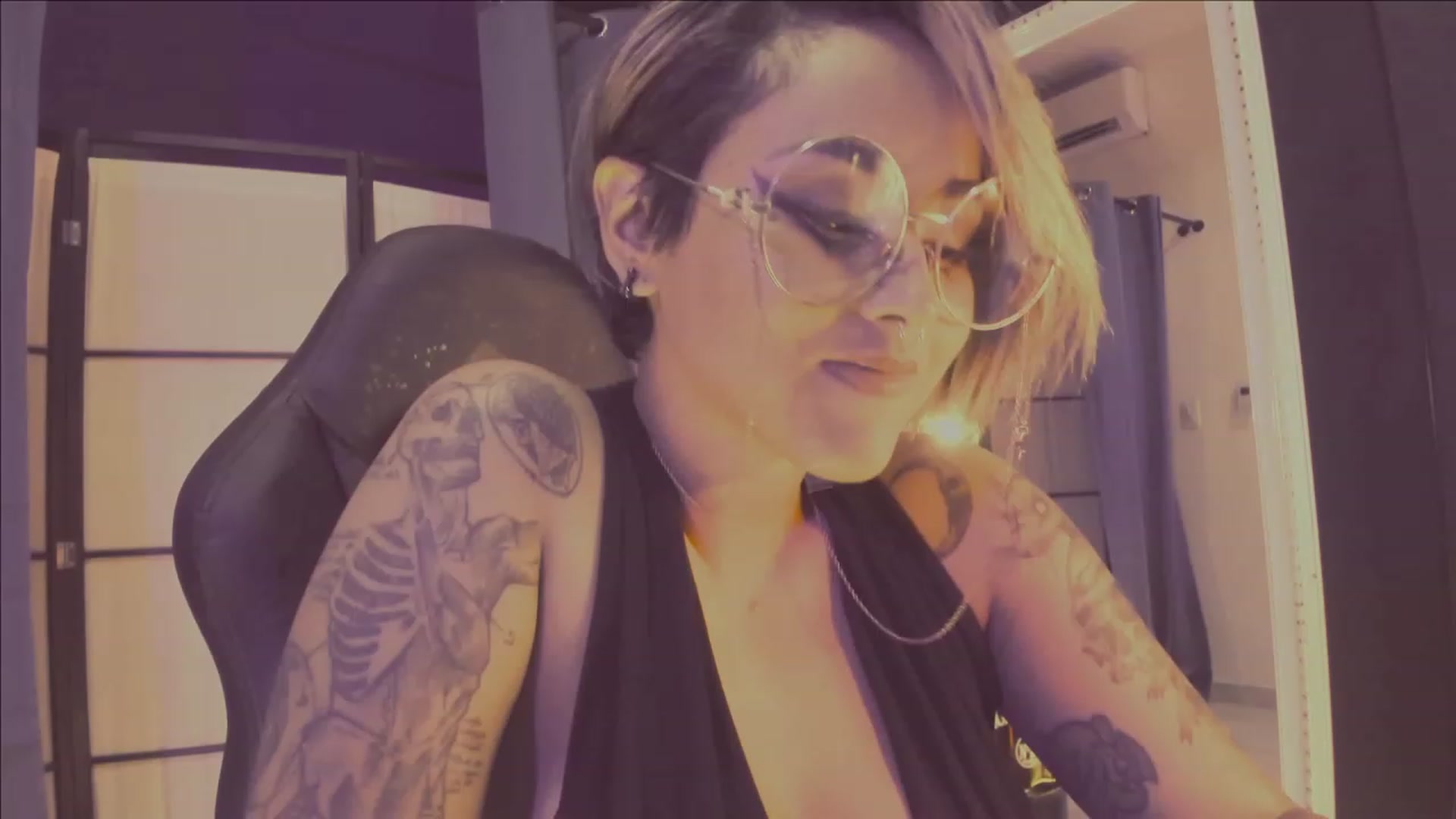 Gallery image thumbnail from AbraxxysRadio's myfreecams stream on, 04/28/2023, 24:28 image 4 of 20