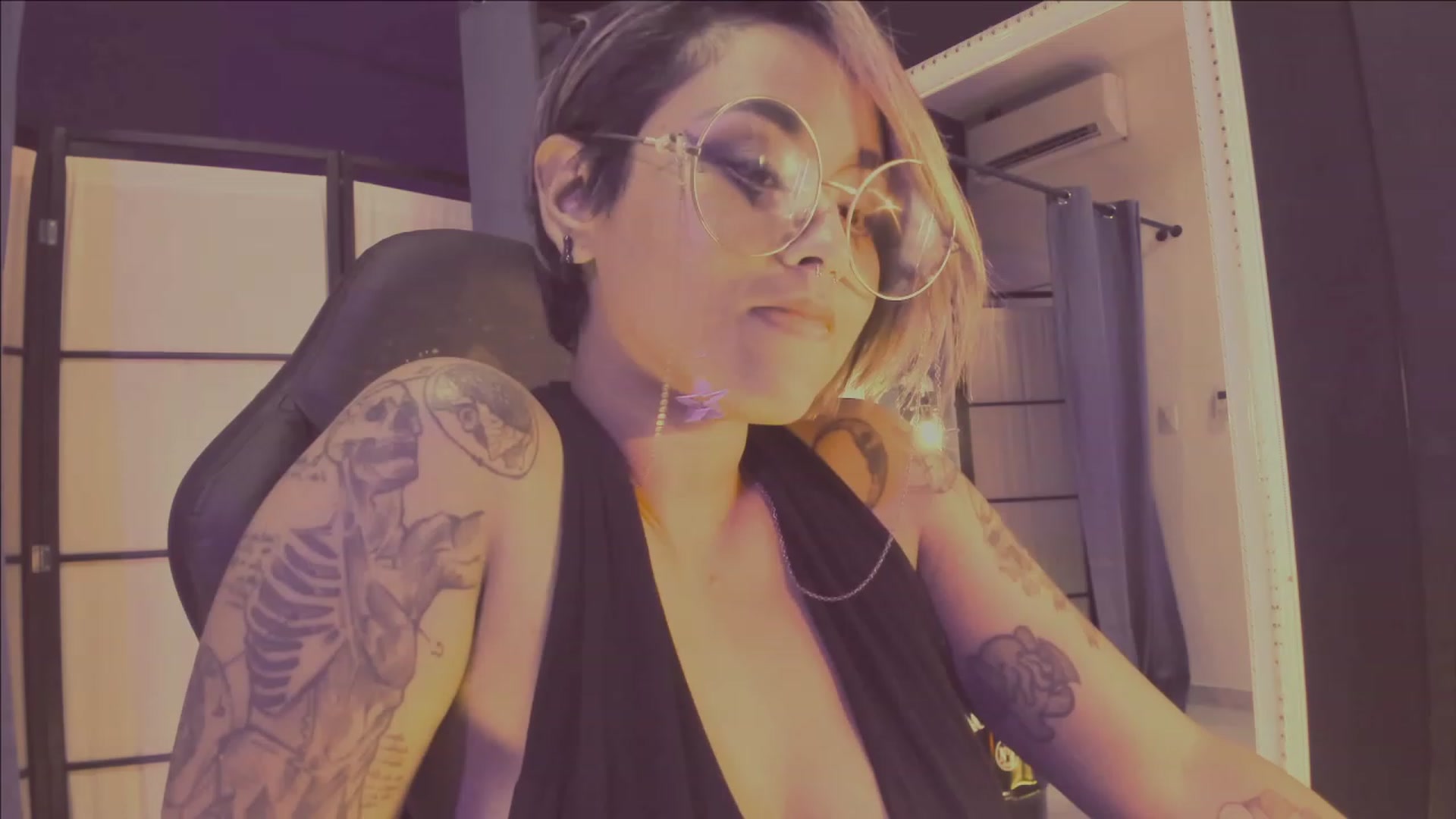 Gallery image thumbnail from AbraxxysRadio's myfreecams stream on, 04/28/2023, 24:28 image 2 of 20