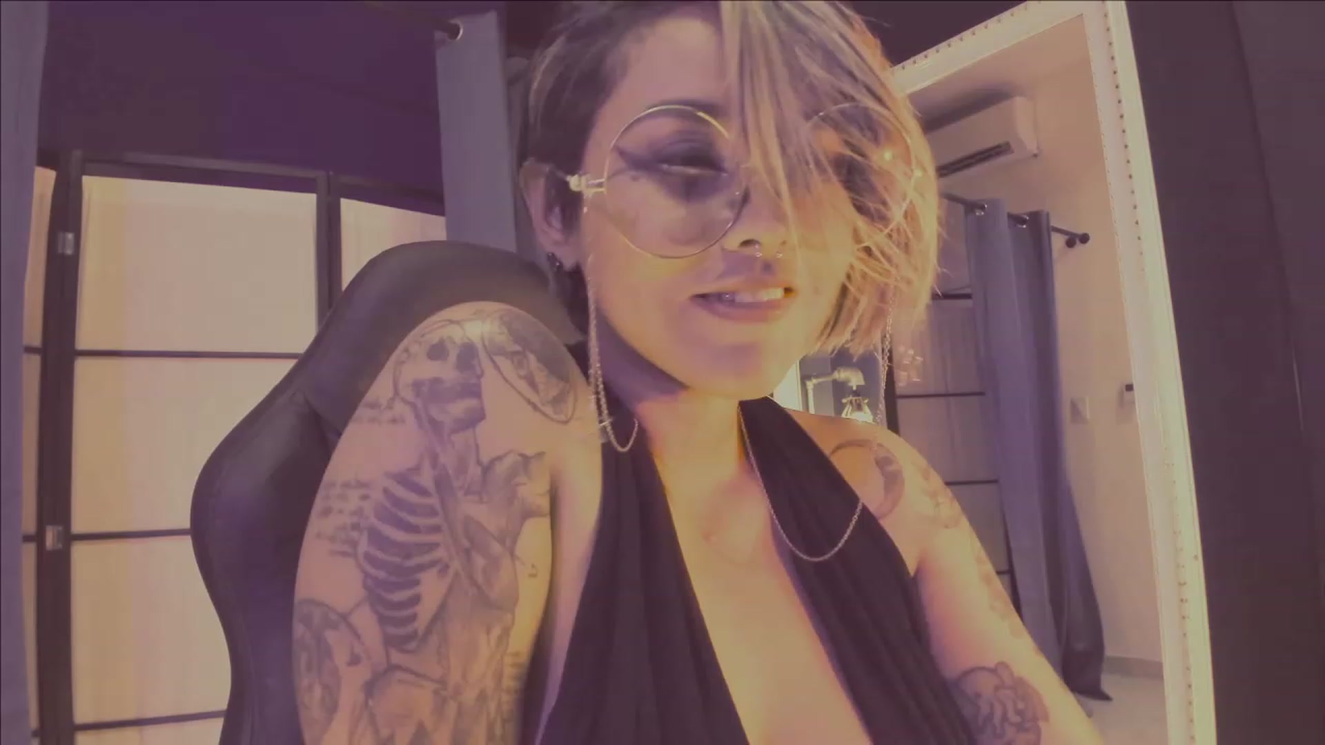 Gallery image thumbnail from AbraxxysRadio's myfreecams stream on, 04/28/2023, 24:28 image 10 of 20