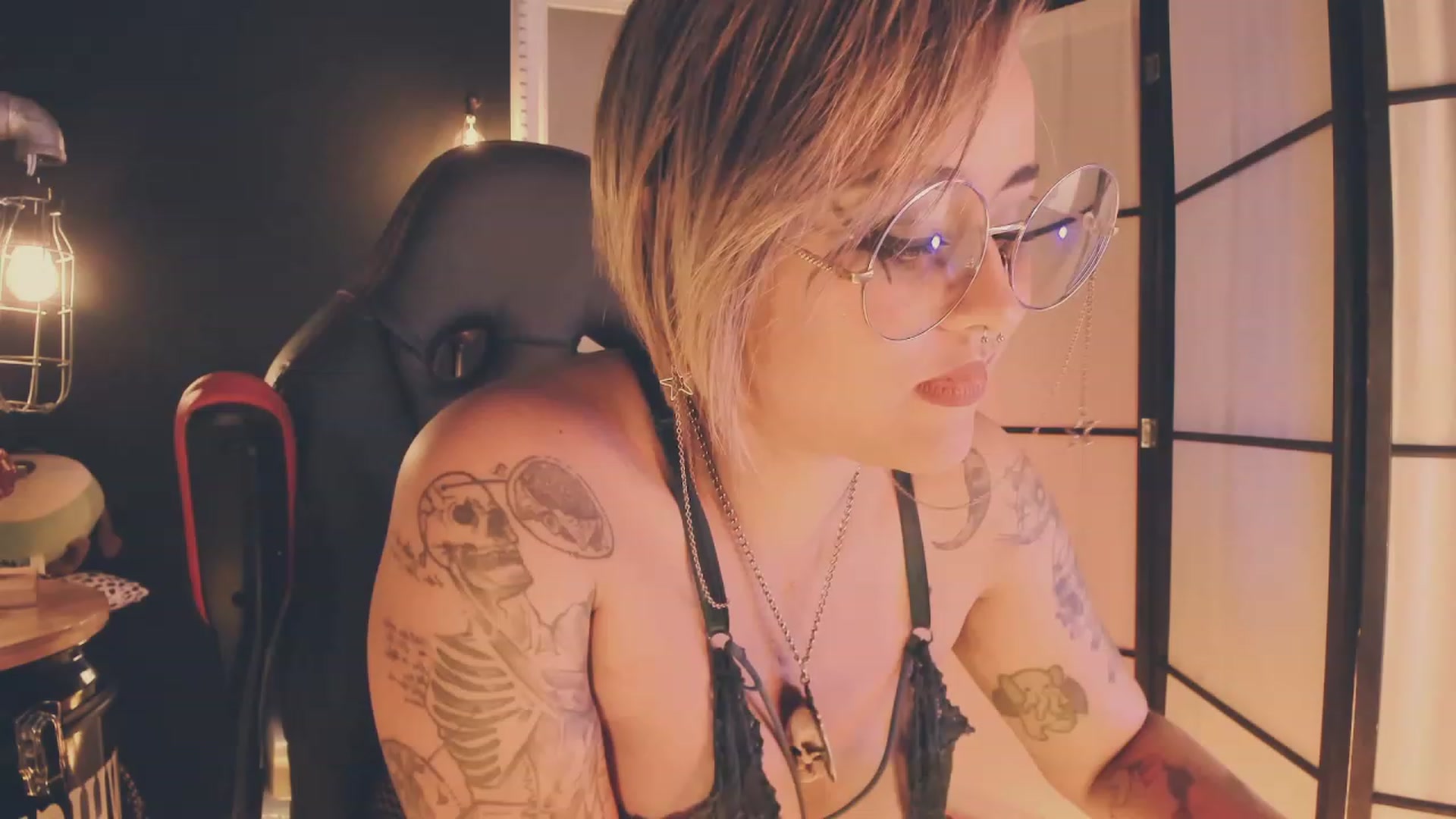 Gallery image thumbnail from AbraxxysRadio's myfreecams stream on, 05/13/2023, 24:59 image 4 of 20