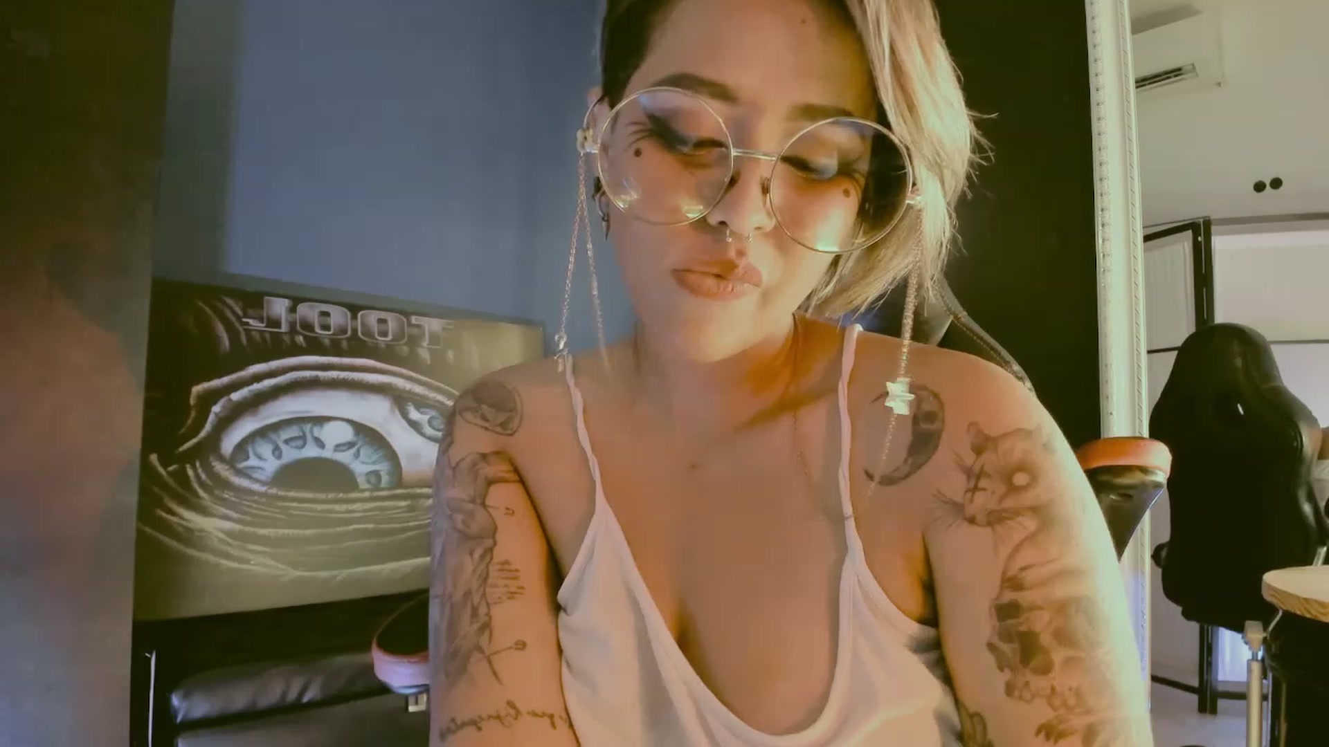 Gallery image thumbnail from AbraxxysRadio's myfreecams stream on, 05/20/2023, 02:46 image 4 of 20