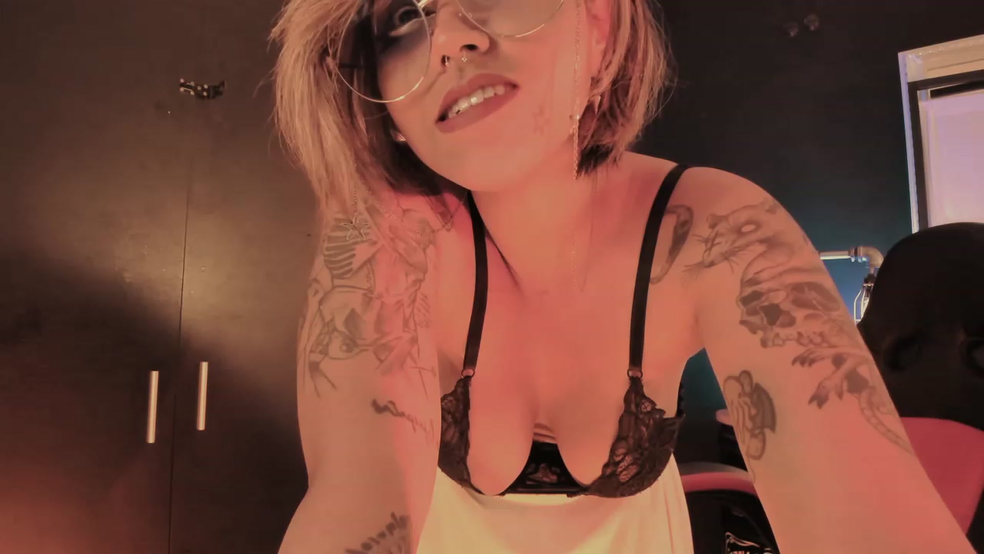 Gallery image thumbnail from AbraxxysRadio's myfreecams stream on, 07/21/2023, 22:57 image 4 of 20