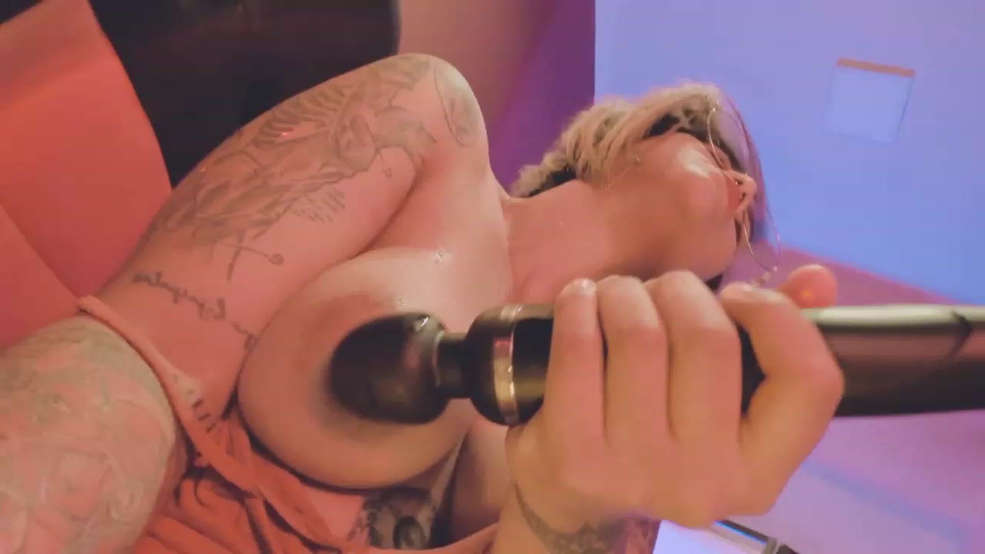 Gallery image thumbnail from AbraxxysRadio's myfreecams stream on, 08/19/2023, 24:20 image 12 of 20