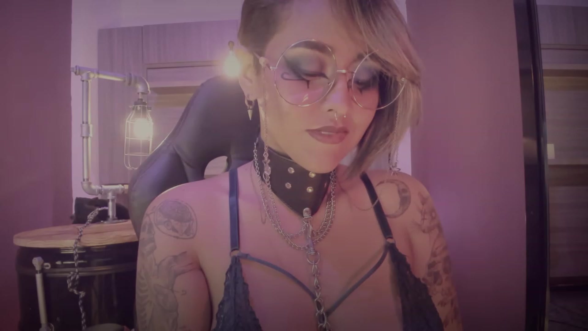 Gallery image thumbnail from AbraxxysRadio's myfreecams stream on, 09/27/2023, 24:05 image 16 of 20