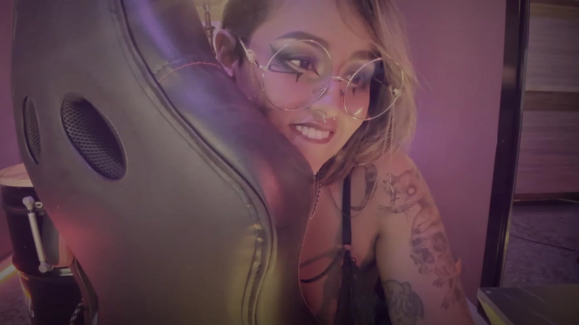 Gallery image thumbnail from AbraxxysRadio's myfreecams stream on, 09/27/2023, 24:05 image 4 of 20