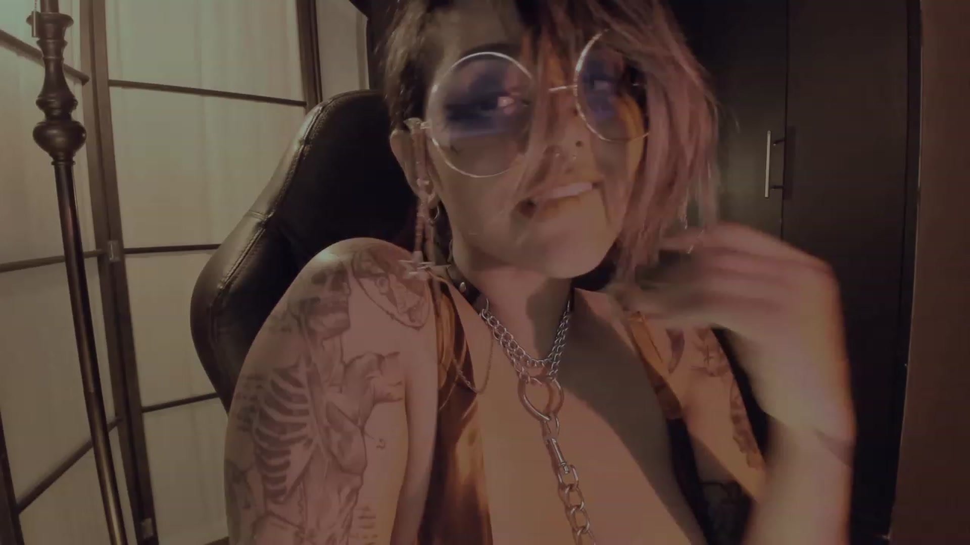 Gallery image thumbnail from AbraxxysRadio's myfreecams stream on, 10/27/2023, 01:10 image 18 of 20