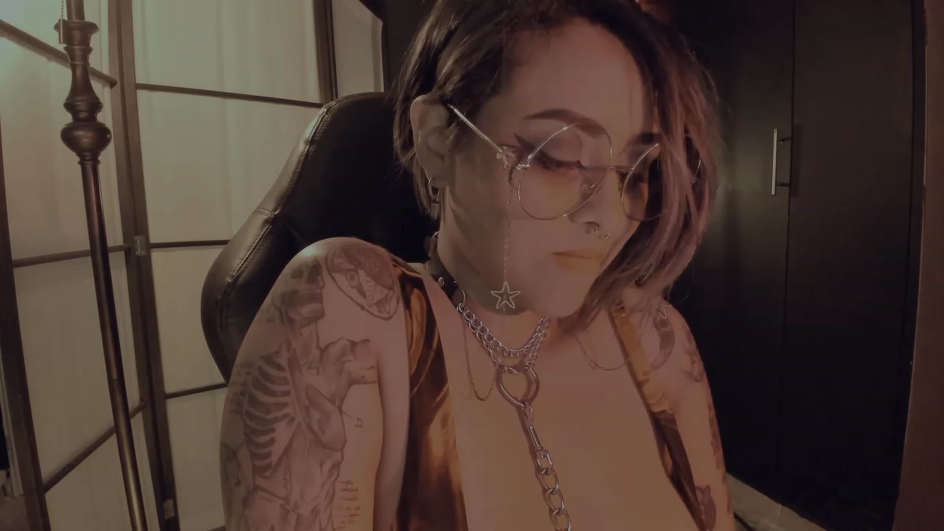 Gallery image thumbnail from AbraxxysRadio's myfreecams stream on, 10/27/2023, 01:10 image 17 of 20