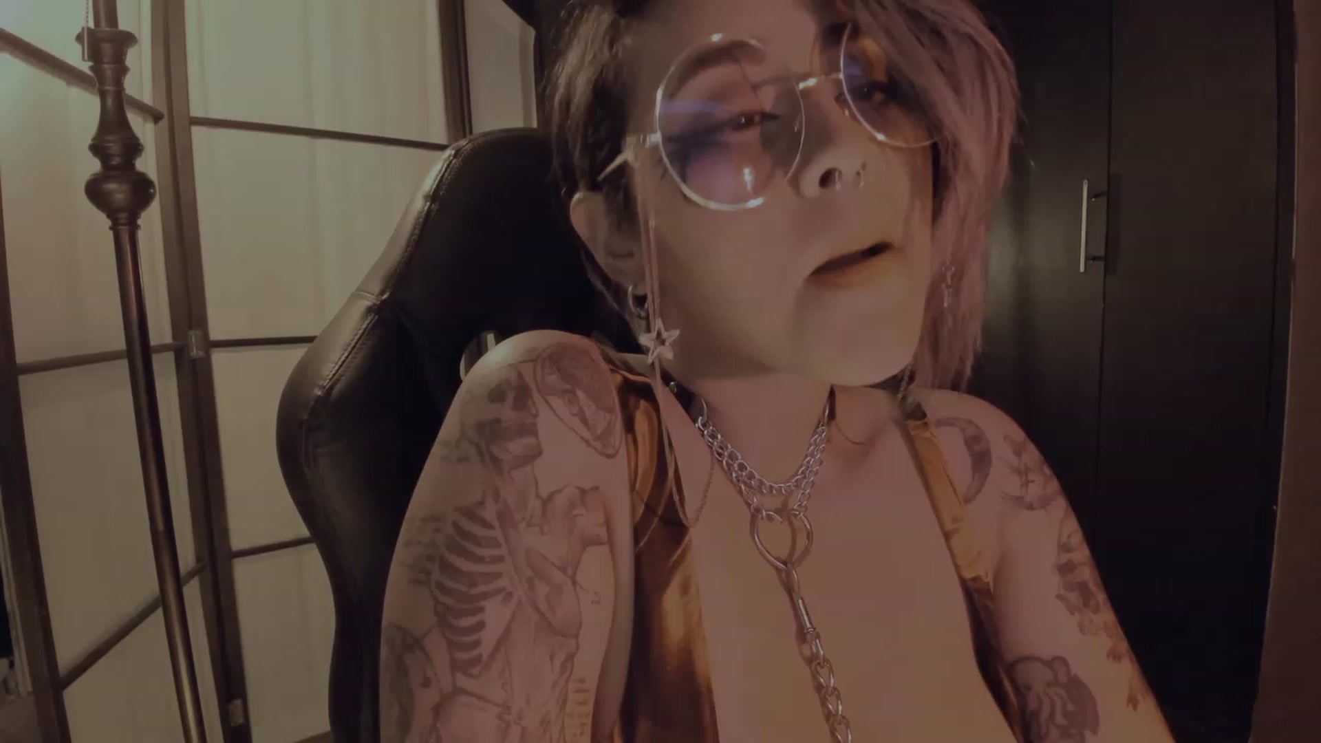 Gallery image thumbnail from AbraxxysRadio's myfreecams stream on, 10/27/2023, 01:10 image 16 of 20