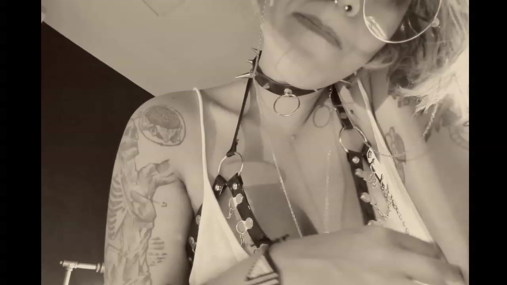 Gallery image thumbnail from AbraxxysRadio's myfreecams stream on, 11/19/2023, 22:00 image 16 of 20
