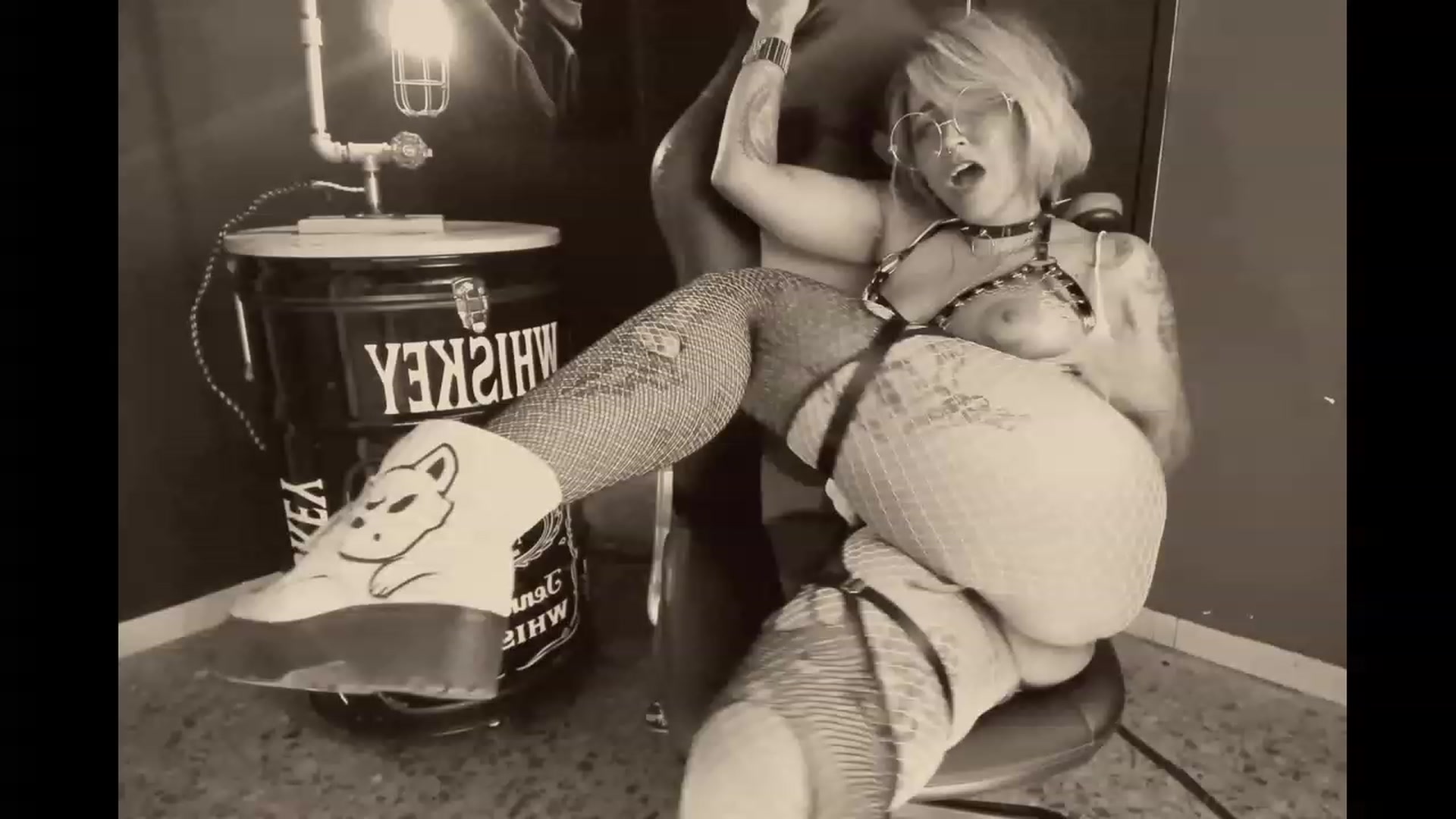 Gallery image thumbnail from AbraxxysRadio's myfreecams stream on, 11/19/2023, 22:00 image 12 of 20