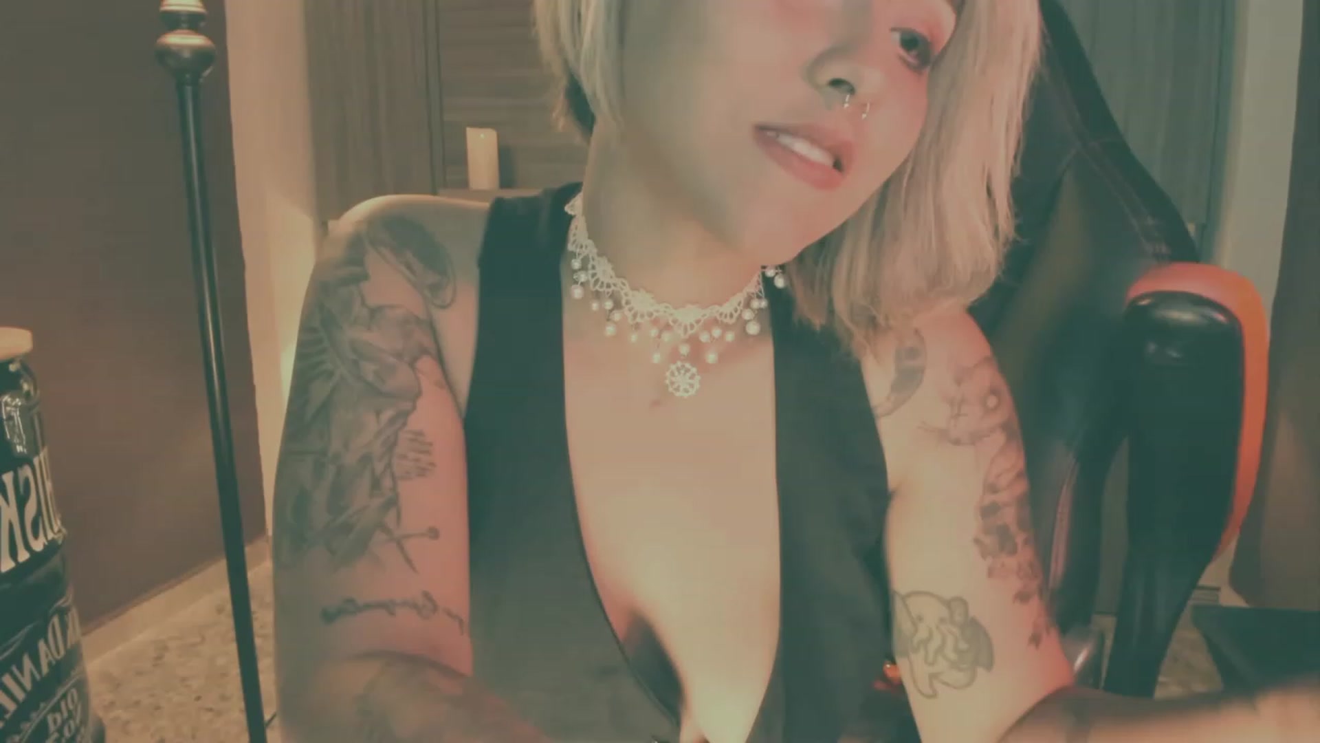 Gallery image thumbnail from AbraxxysRadio's myfreecams stream on, 12/20/2023, 01:42 image 4 of 20