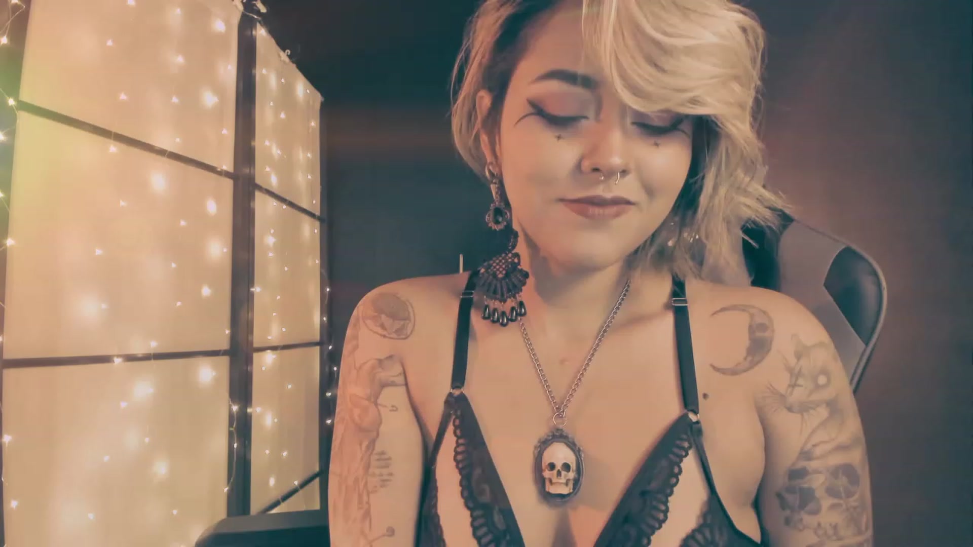 Gallery image thumbnail from AbraxxysRadio's myfreecams stream on, 12/24/2023, 18:09 image 5 of 20