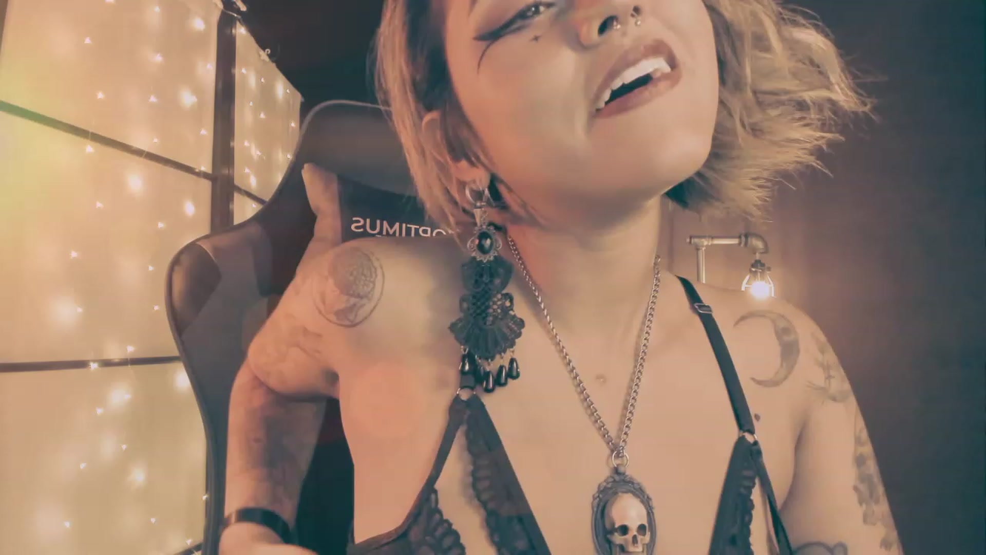 Gallery image thumbnail from AbraxxysRadio's myfreecams stream on, 12/24/2023, 18:09 image 11 of 20