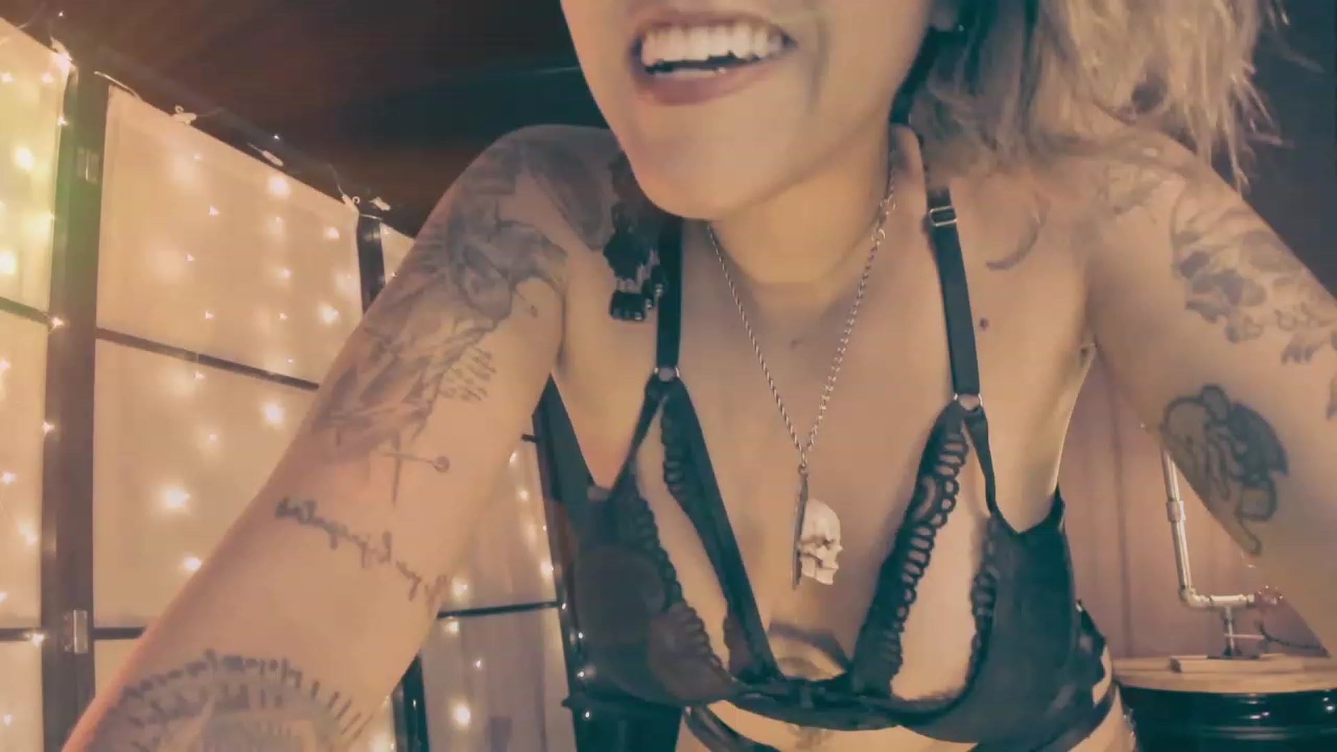 Gallery image thumbnail from AbraxxysRadio's myfreecams stream on, 12/24/2023, 18:32 image 17 of 20