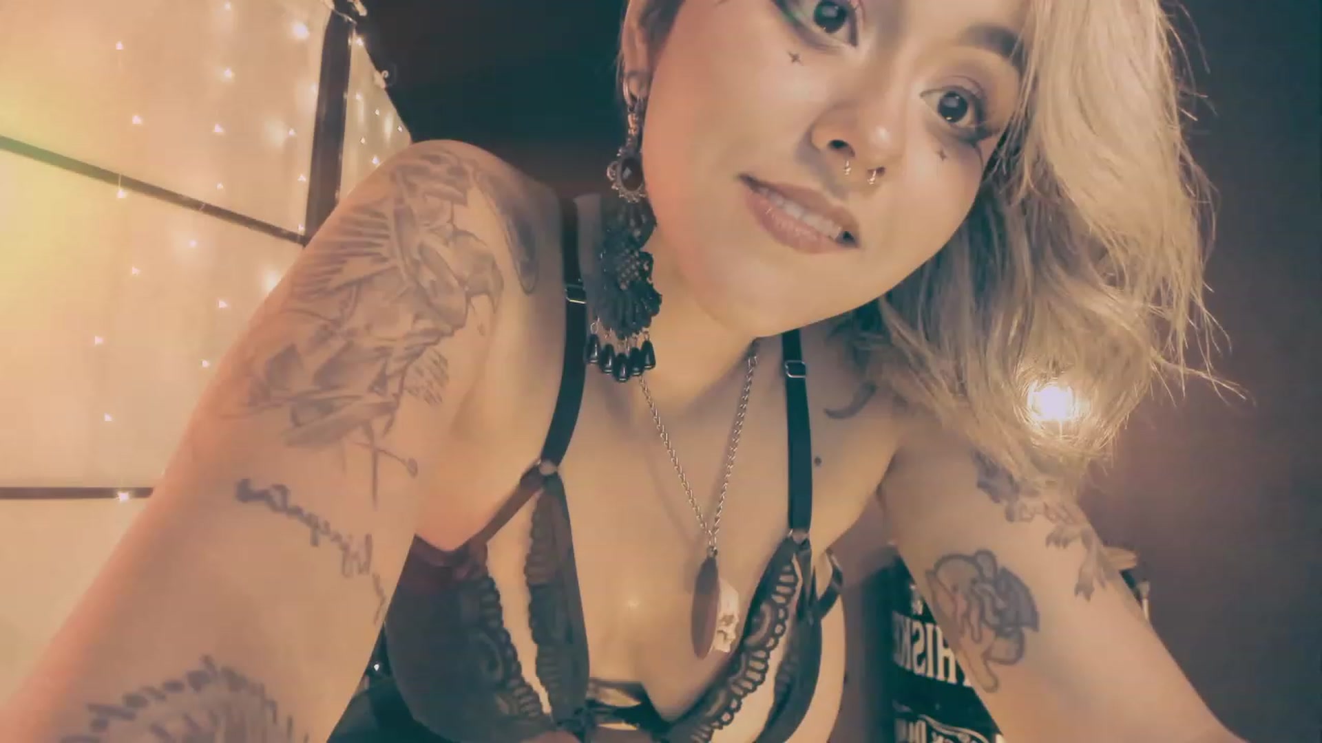 Gallery image thumbnail from AbraxxysRadio's myfreecams stream on, 12/24/2023, 18:32 image 19 of 20