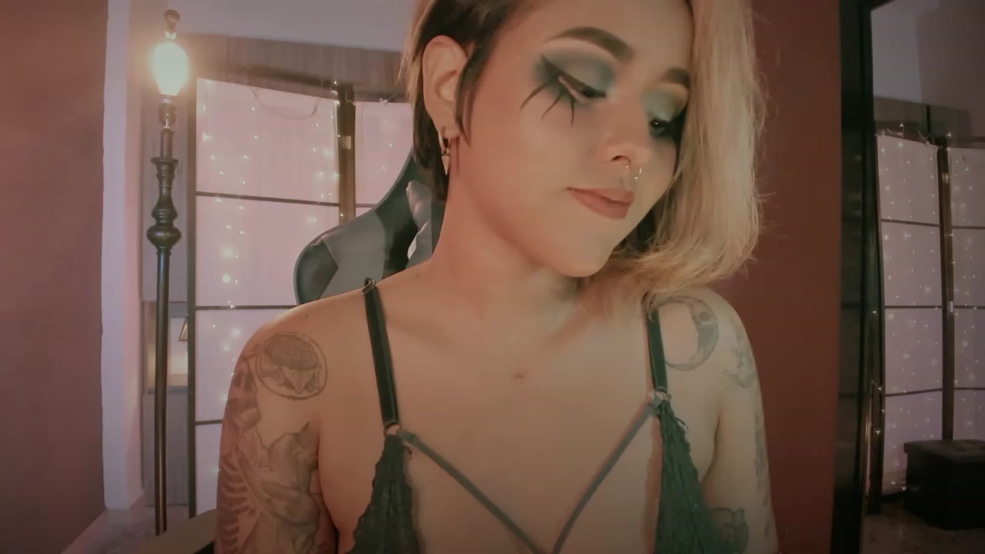 Gallery image thumbnail from AbraxxysRadio's myfreecams stream on, 01/06/2024, 23:46 image 12 of 20