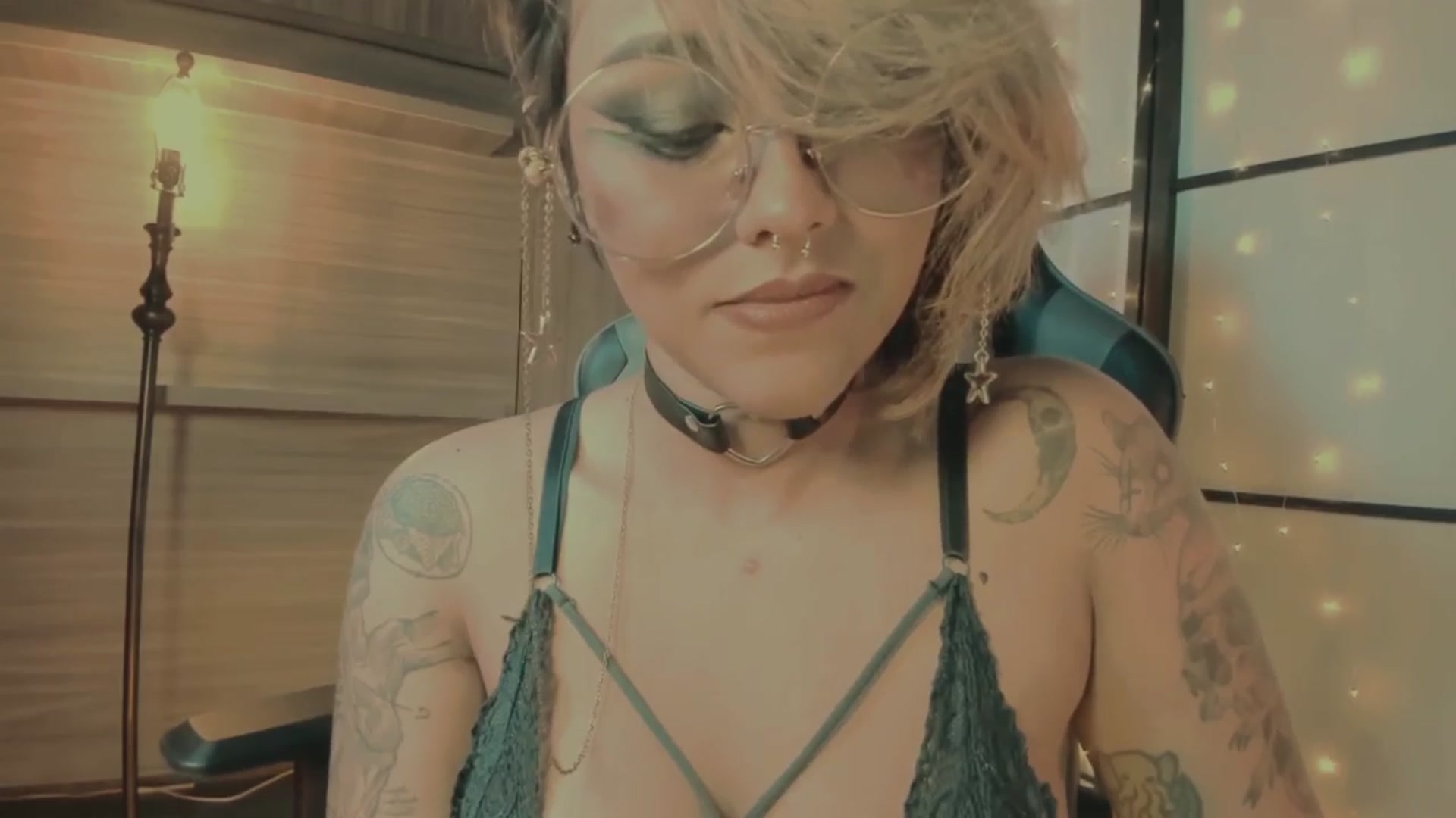 Gallery image thumbnail from AbraxxysRadio's myfreecams stream on, 04/06/2024, 02:01 image 19 of 20