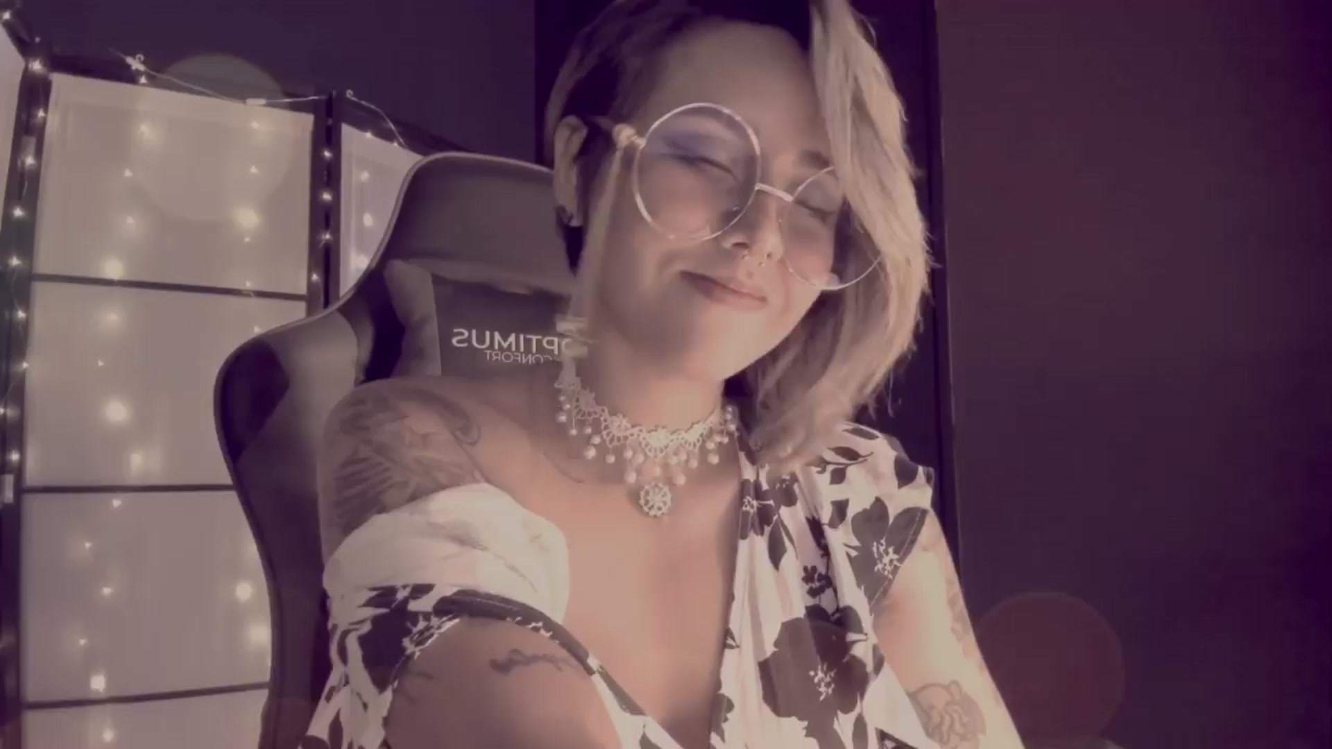 Gallery image thumbnail from AbraxxysRadio's myfreecams stream on, 04/14/2024, 02:03 image 3 of 20