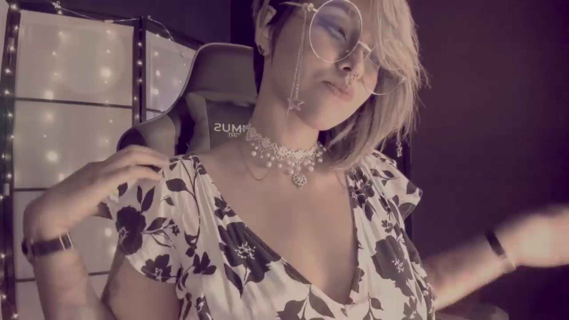 Gallery image thumbnail from AbraxxysRadio's myfreecams stream on, 04/14/2024, 02:03 image 16 of 20