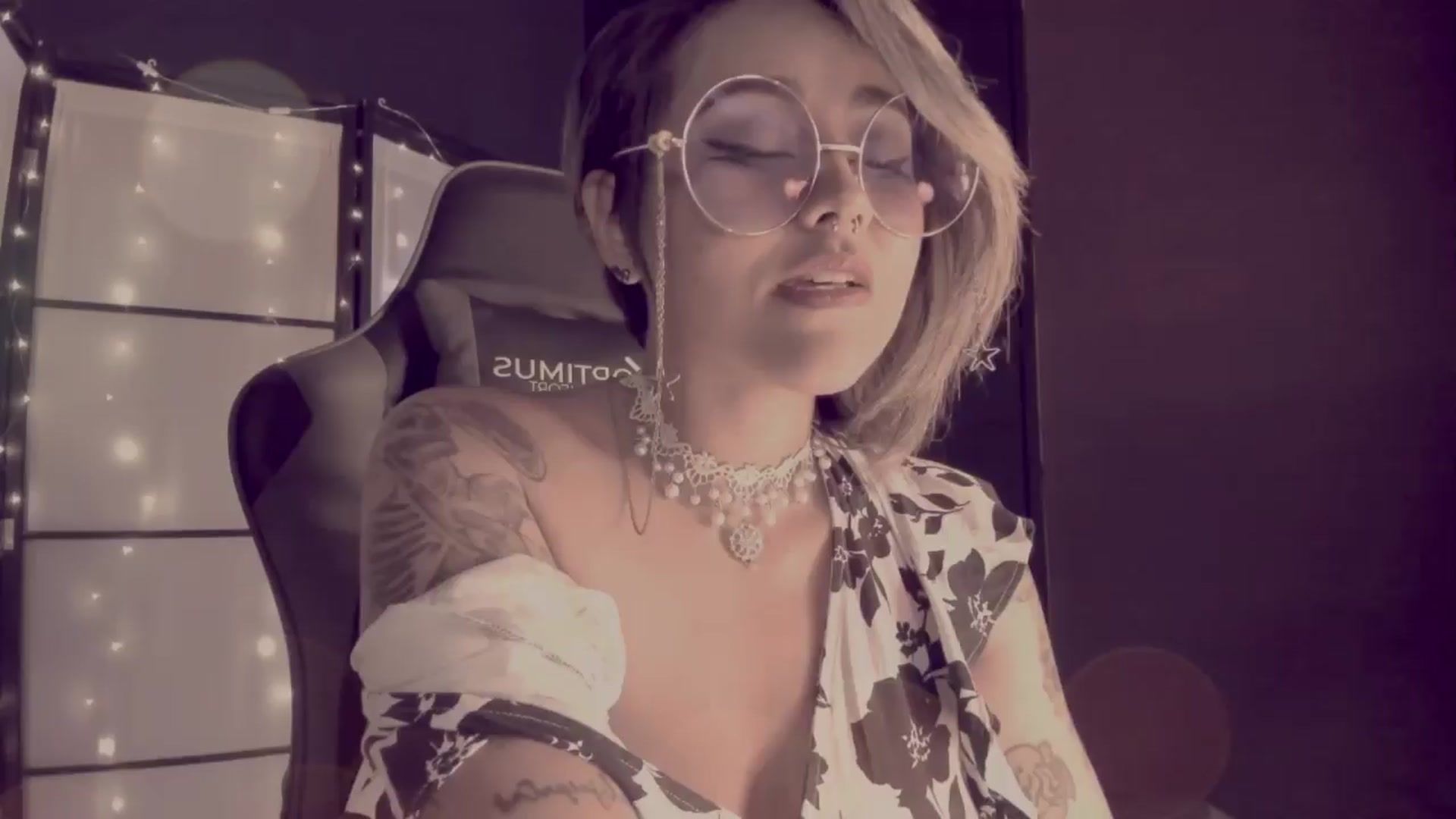 Gallery image thumbnail from AbraxxysRadio's myfreecams stream on, 04/14/2024, 02:03 image 2 of 20