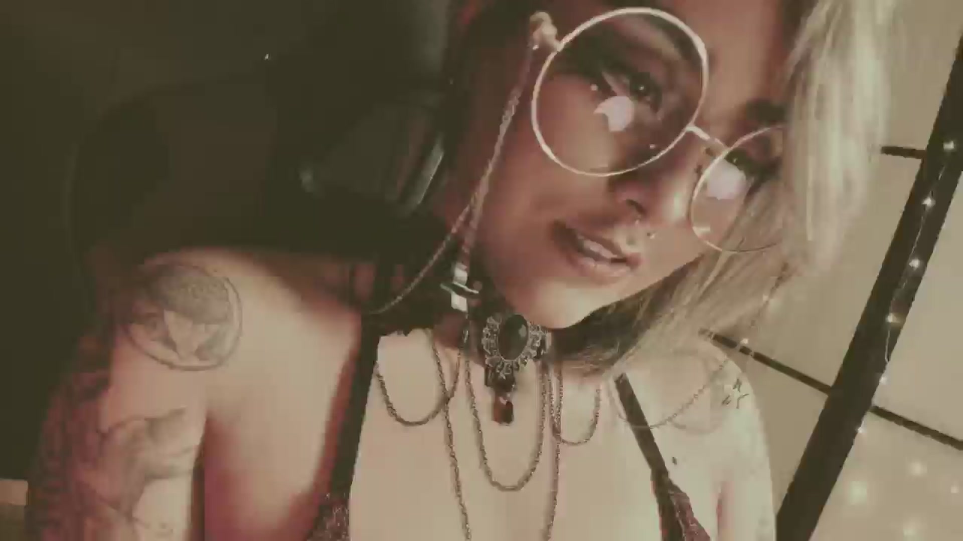 Gallery image thumbnail from AbraxxysRadio's myfreecams stream on, 05/23/2024, 24:28 image 2 of 20