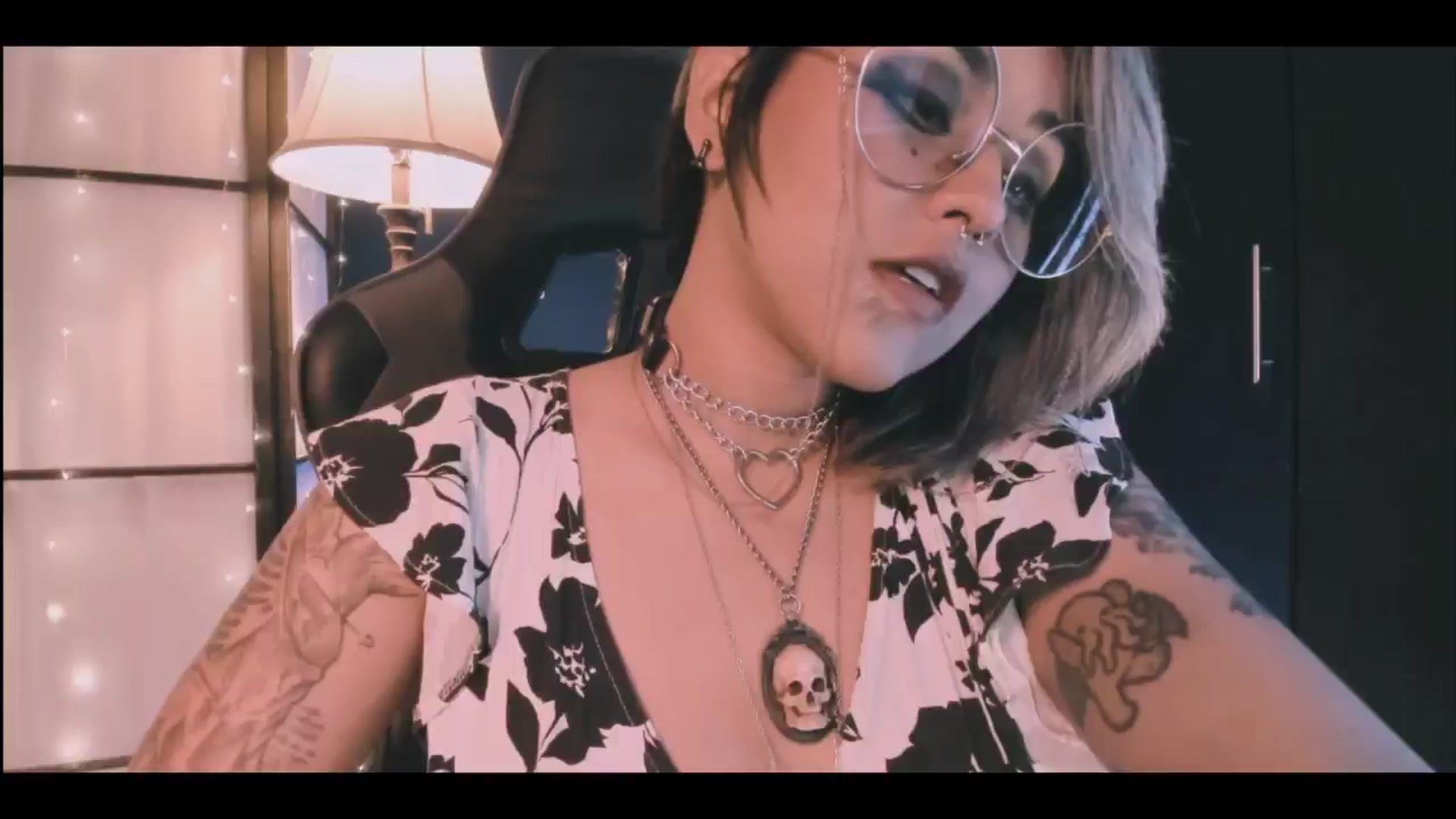 Gallery image thumbnail from AbraxxysRadio's myfreecams stream on, 06/16/2024, 18:17 image 1 of 20