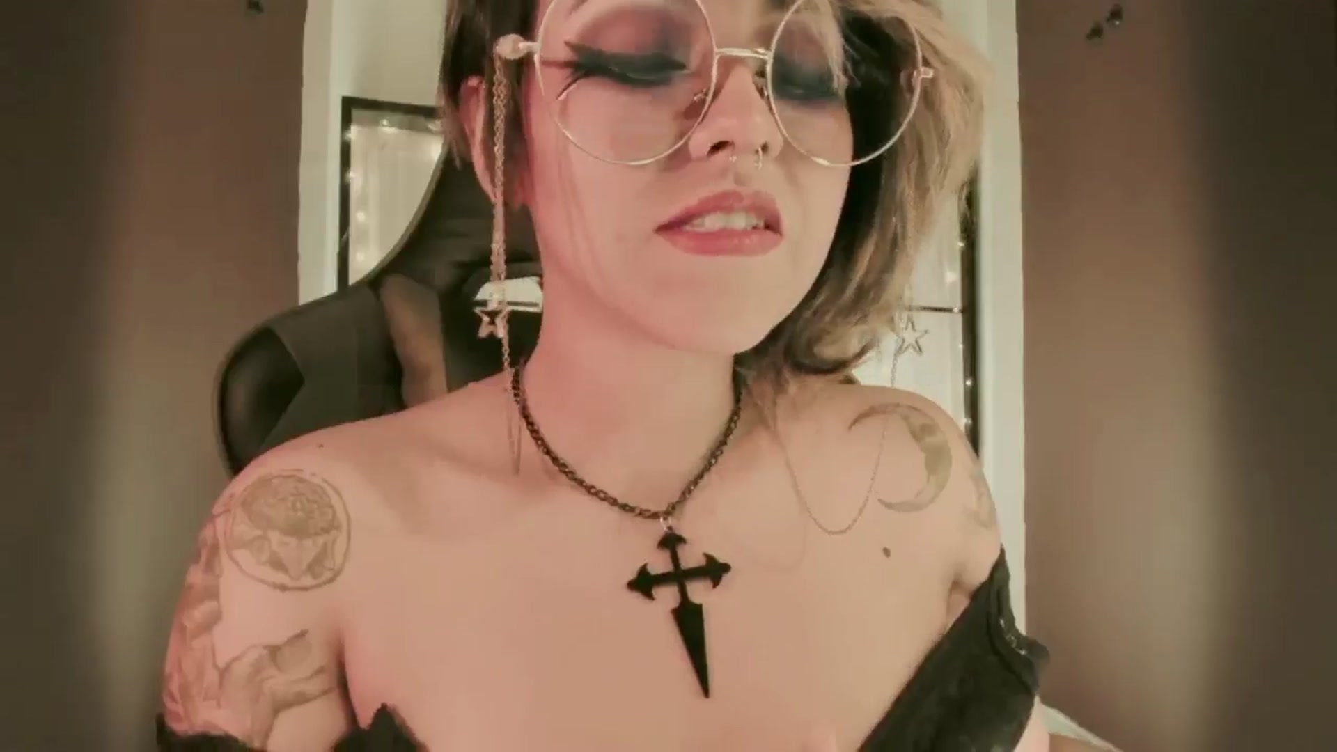 Gallery image thumbnail from AbraxxysRadio's myfreecams stream on, 06/27/2024, 23:45 image 4 of 20