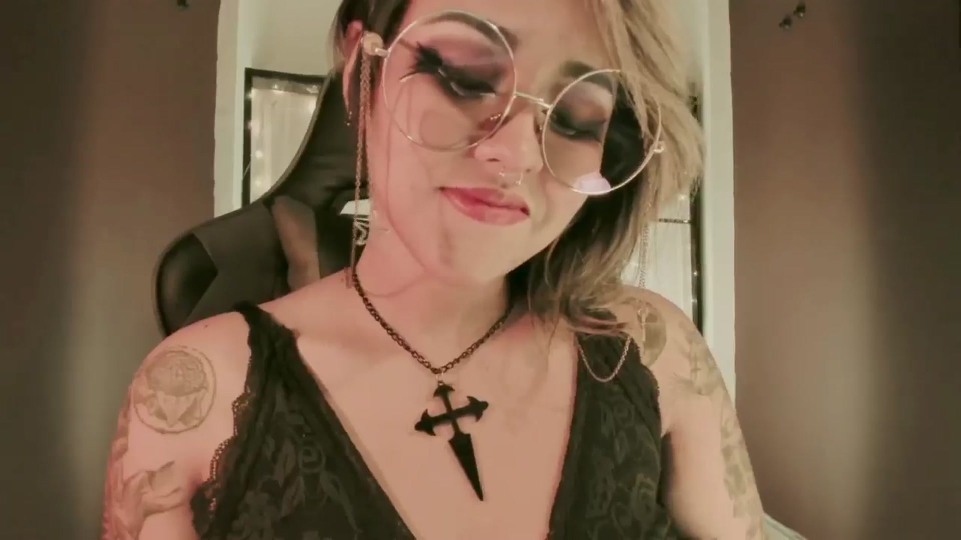 Gallery image thumbnail from AbraxxysRadio's myfreecams stream on, 06/27/2024, 23:45 image 3 of 20