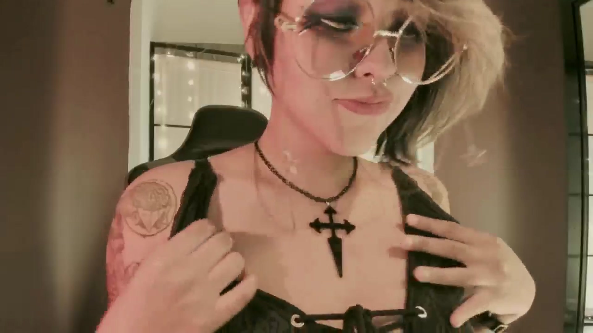 Gallery image thumbnail from AbraxxysRadio's myfreecams stream on, 06/28/2024, 24:10 image 20 of 20