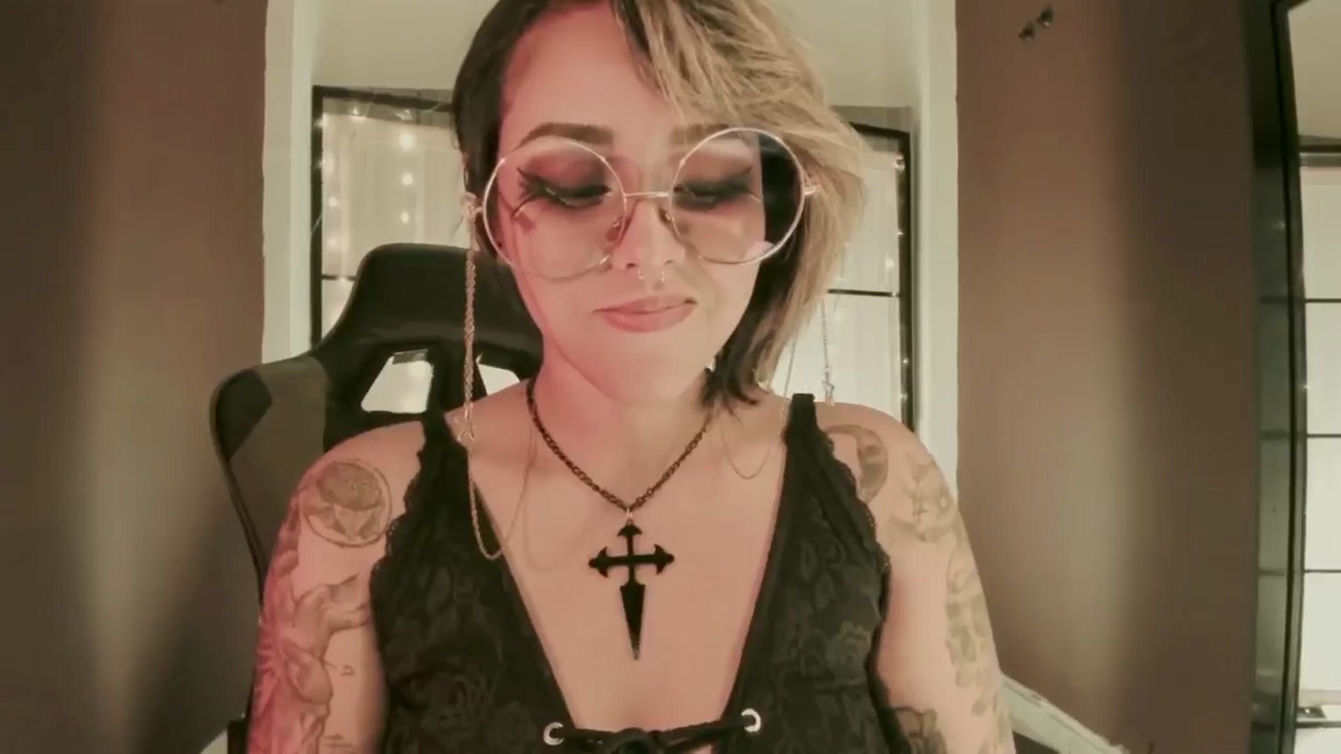 Gallery image thumbnail from AbraxxysRadio's myfreecams stream on, 06/28/2024, 24:10 image 4 of 20