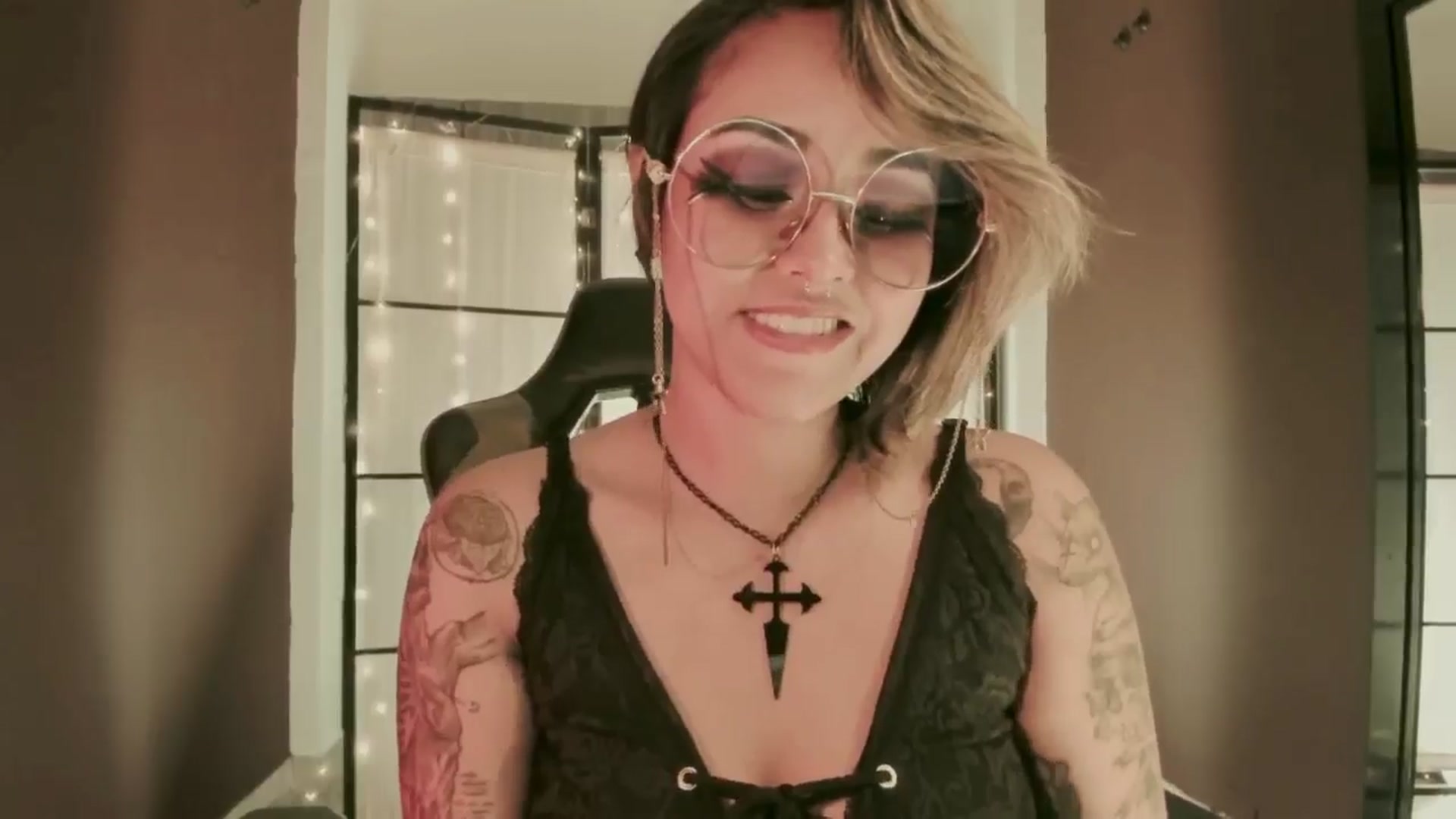 Gallery image thumbnail from AbraxxysRadio's myfreecams stream on, 06/28/2024, 24:10 image 17 of 20
