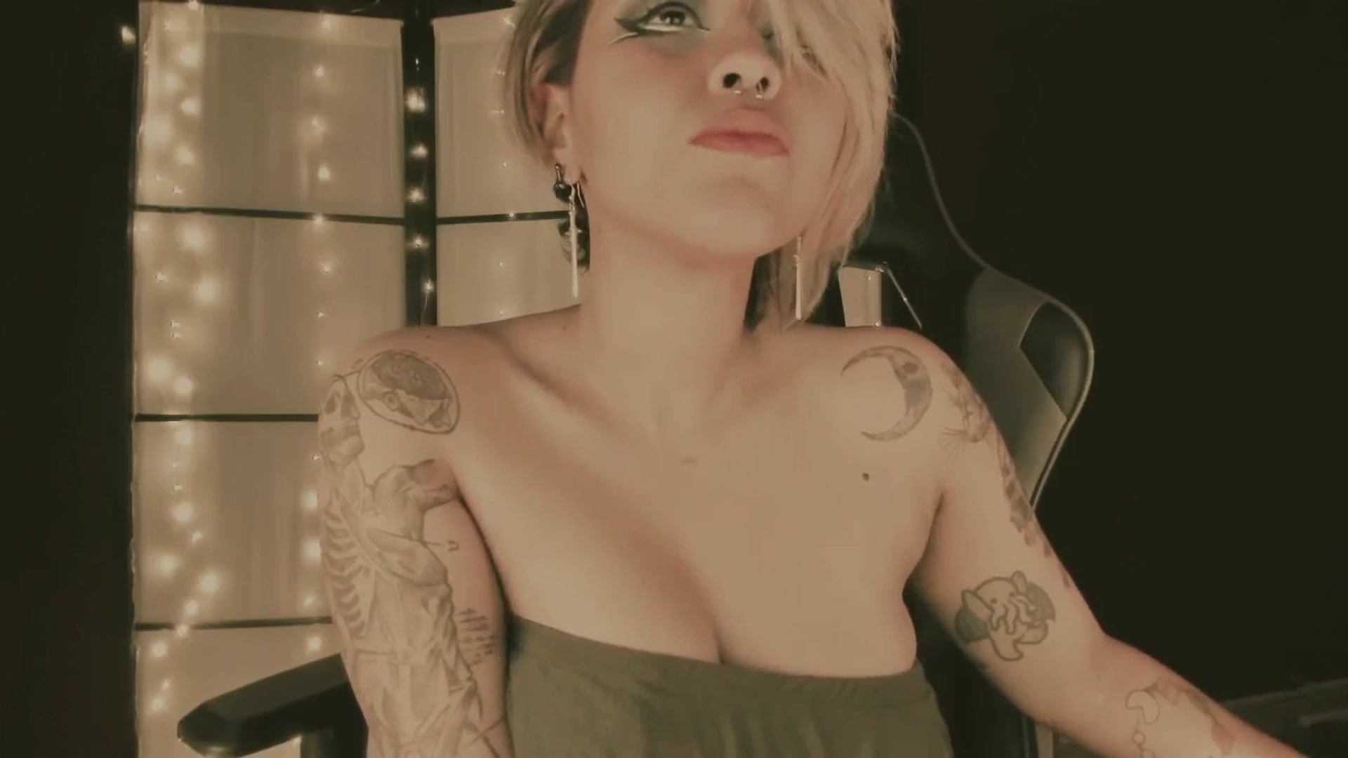 Gallery image thumbnail from AbraxxysRadio's myfreecams stream on, 08/27/2024, 23:57 image 18 of 20