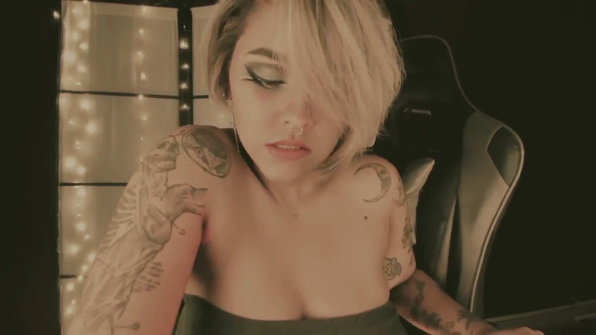Gallery image thumbnail from AbraxxysRadio's myfreecams stream on, 08/27/2024, 23:57 image 15 of 20