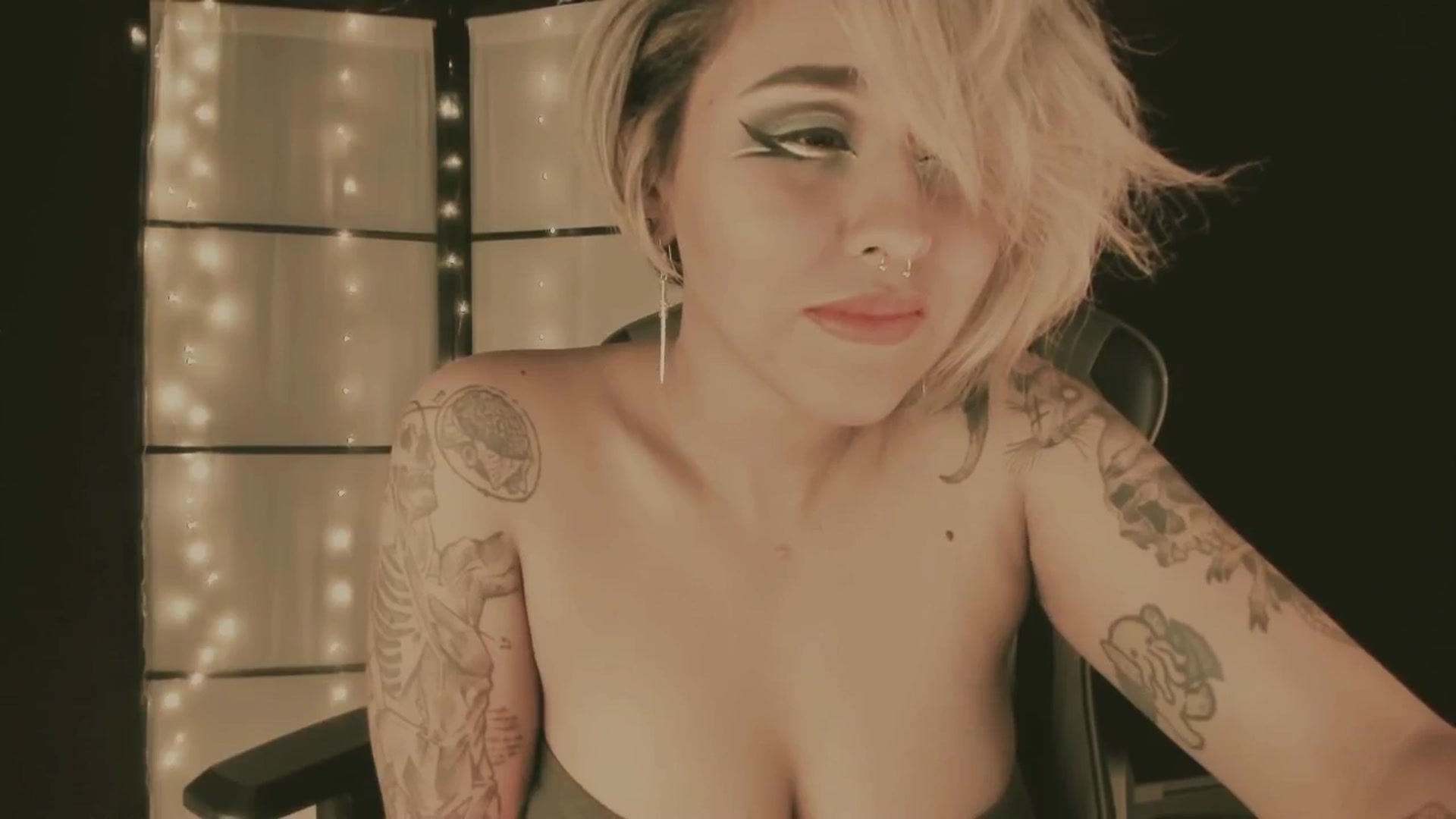 Gallery image thumbnail from AbraxxysRadio's myfreecams stream on, 08/28/2024, 24:59 image 2 of 20