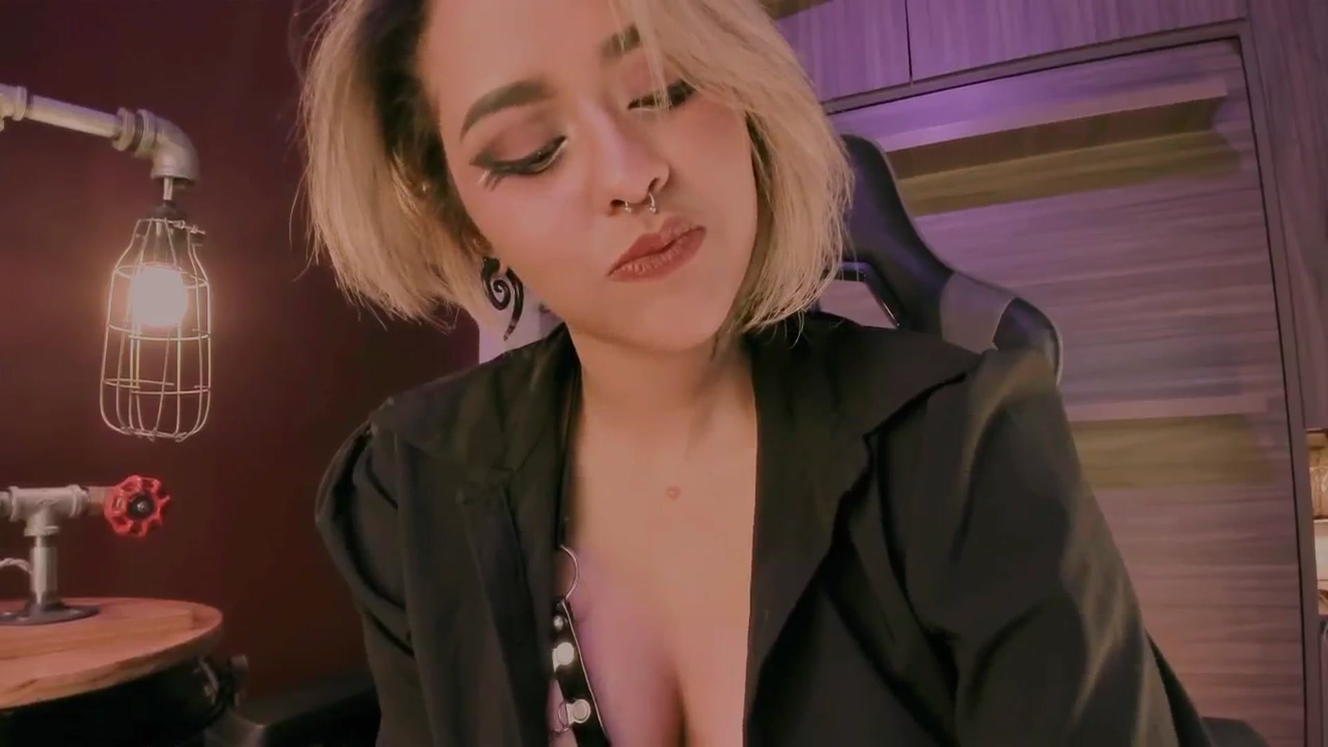 Gallery image thumbnail from AbraxxysRadio's myfreecams stream on, 10/16/2024, 02:19 image 9 of 20