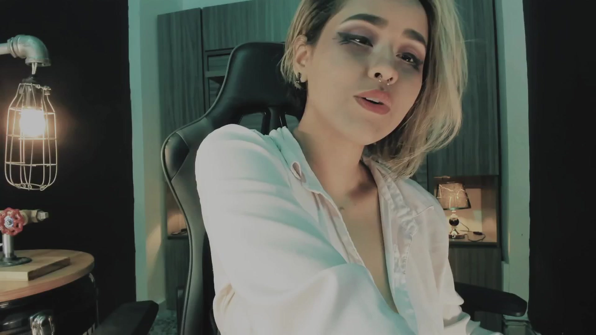 Gallery image thumbnail from AbraxxysRadio's myfreecams stream on, 10/24/2024, 24:32 image 17 of 20