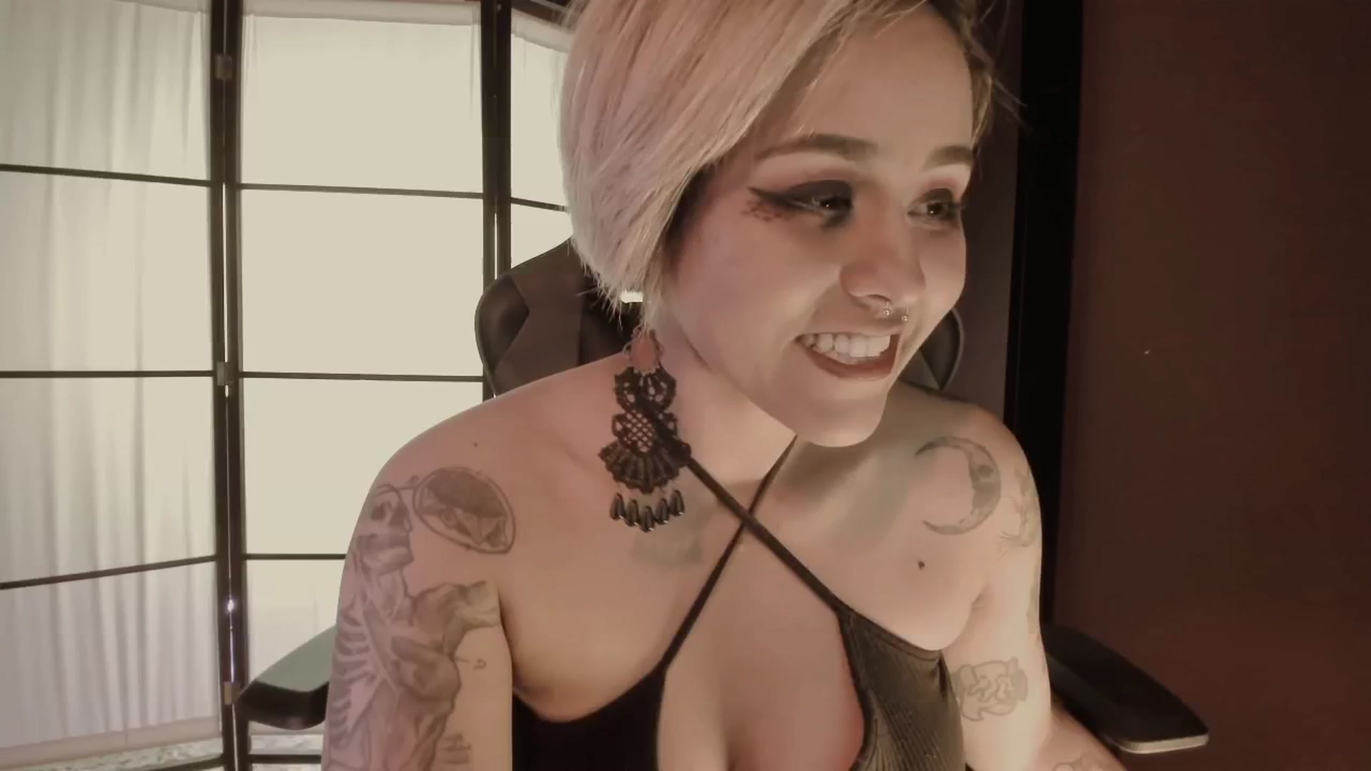 Gallery image thumbnail from AbraxxysRadio's myfreecams stream on, 11/27/2024, 24:24 image 15 of 20