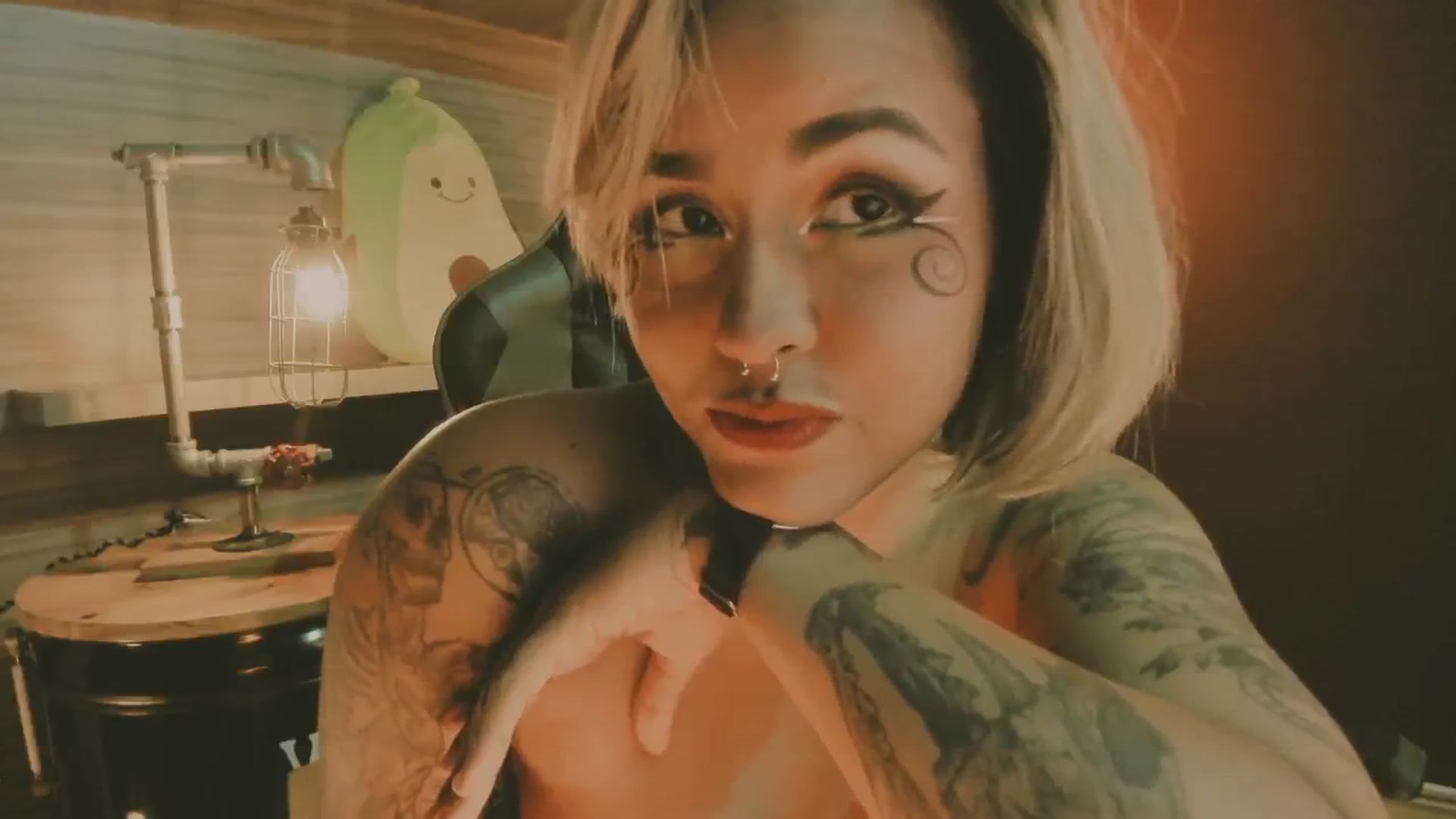 Gallery image thumbnail from AbraxxysRadio's myfreecams stream on, 12/19/2024, 22:56 image 9 of 20