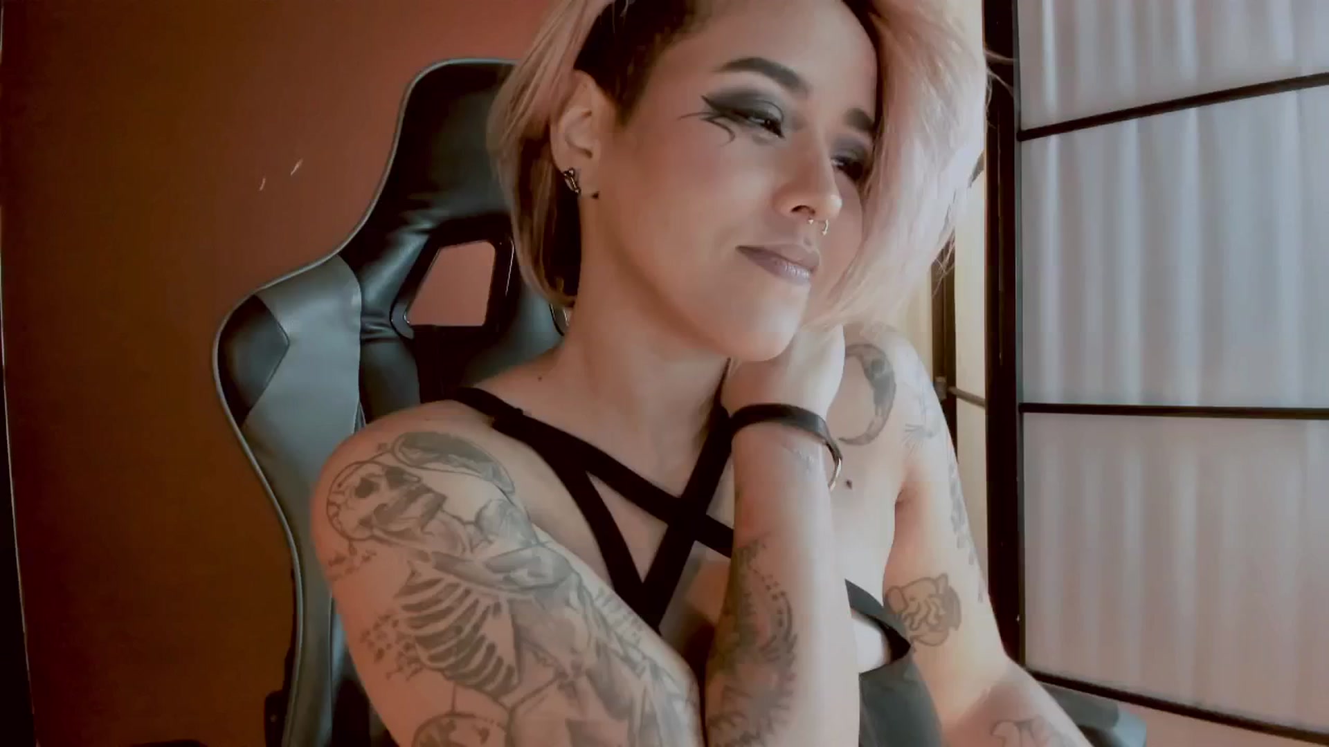 Gallery image thumbnail from AbraxxysRadio's myfreecams stream on, 04/08/2025, 01:24 image 15 of 20