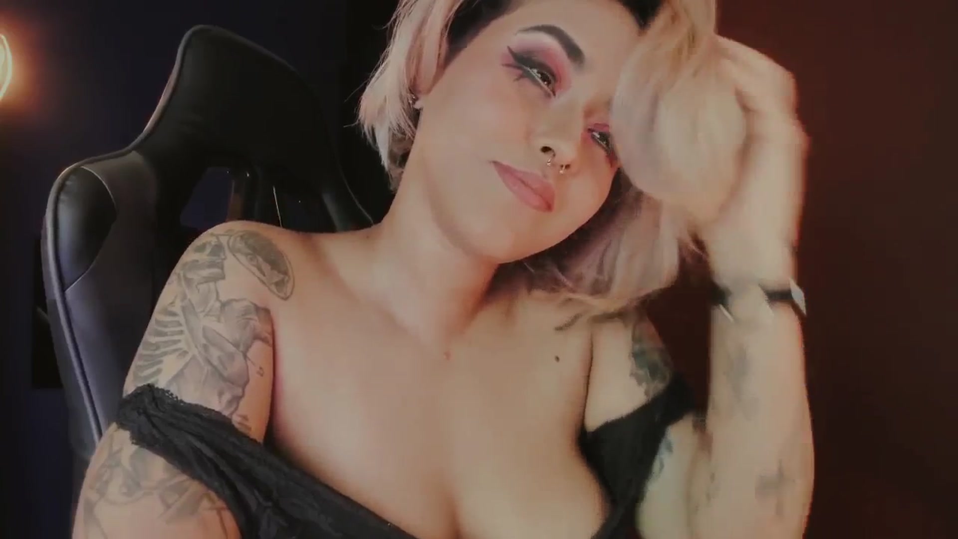 Gallery image thumbnail from AbraxxysRadio's myfreecams stream on, 04/17/2025, 23:50 image 19 of 20