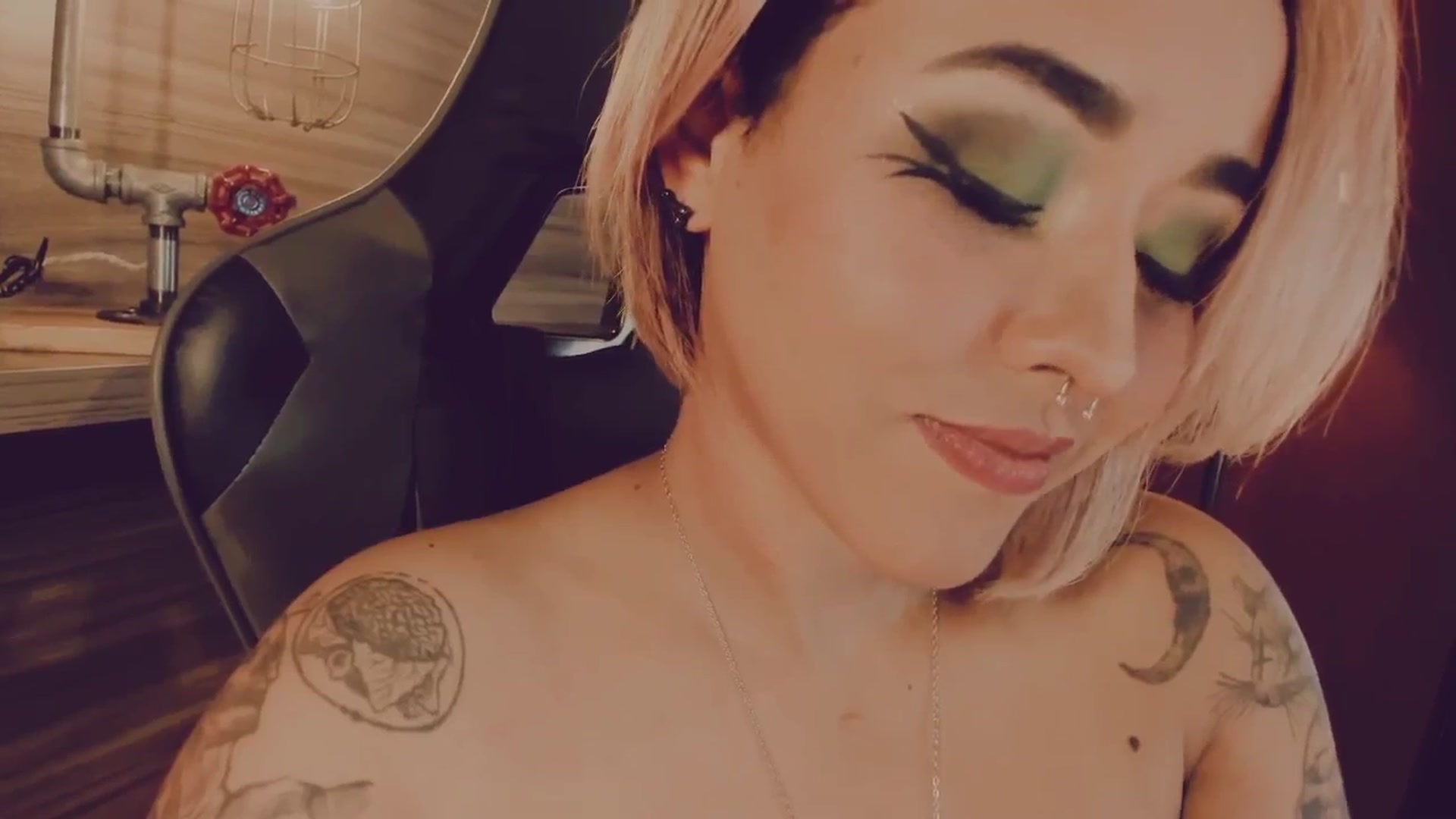 Gallery image thumbnail from AbraxxysRadio's myfreecams stream on, 04/29/2025, 01:05 image 17 of 20