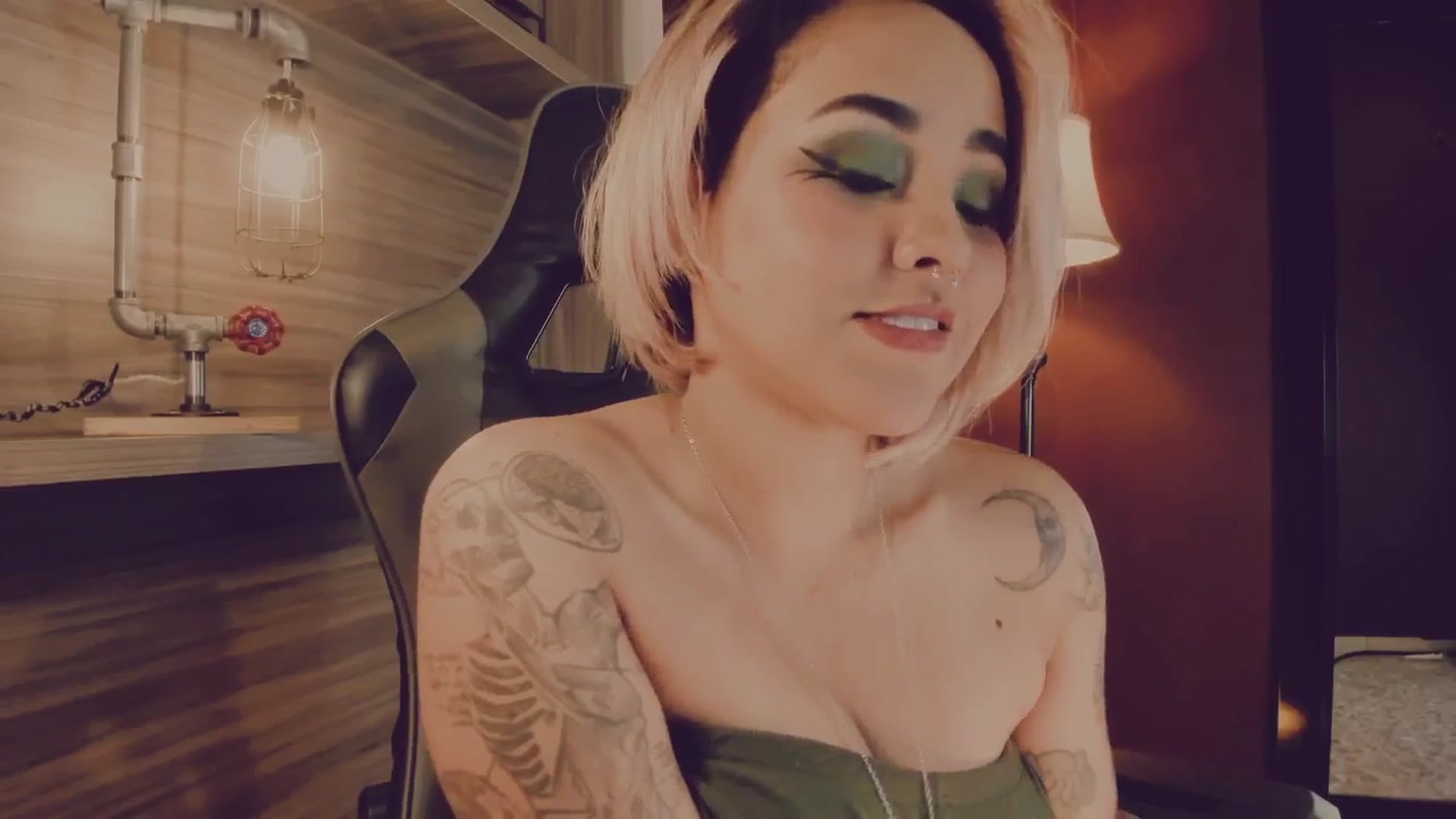 Gallery image thumbnail from AbraxxysRadio's myfreecams stream on, 04/29/2025, 01:05 image 7 of 20