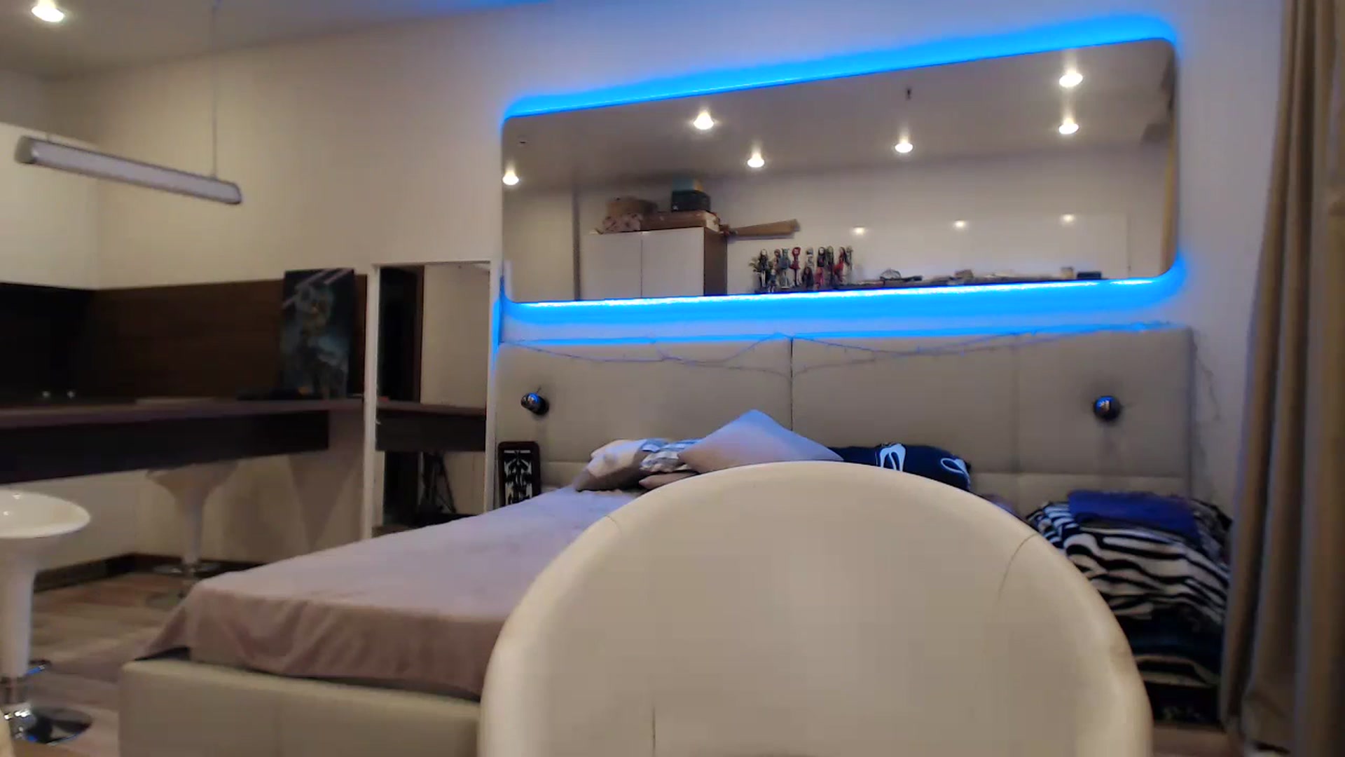 Gallery image thumbnail from Aby_Frost's myfreecams stream on, 10/29/2023, 17:58 image 12 of 20