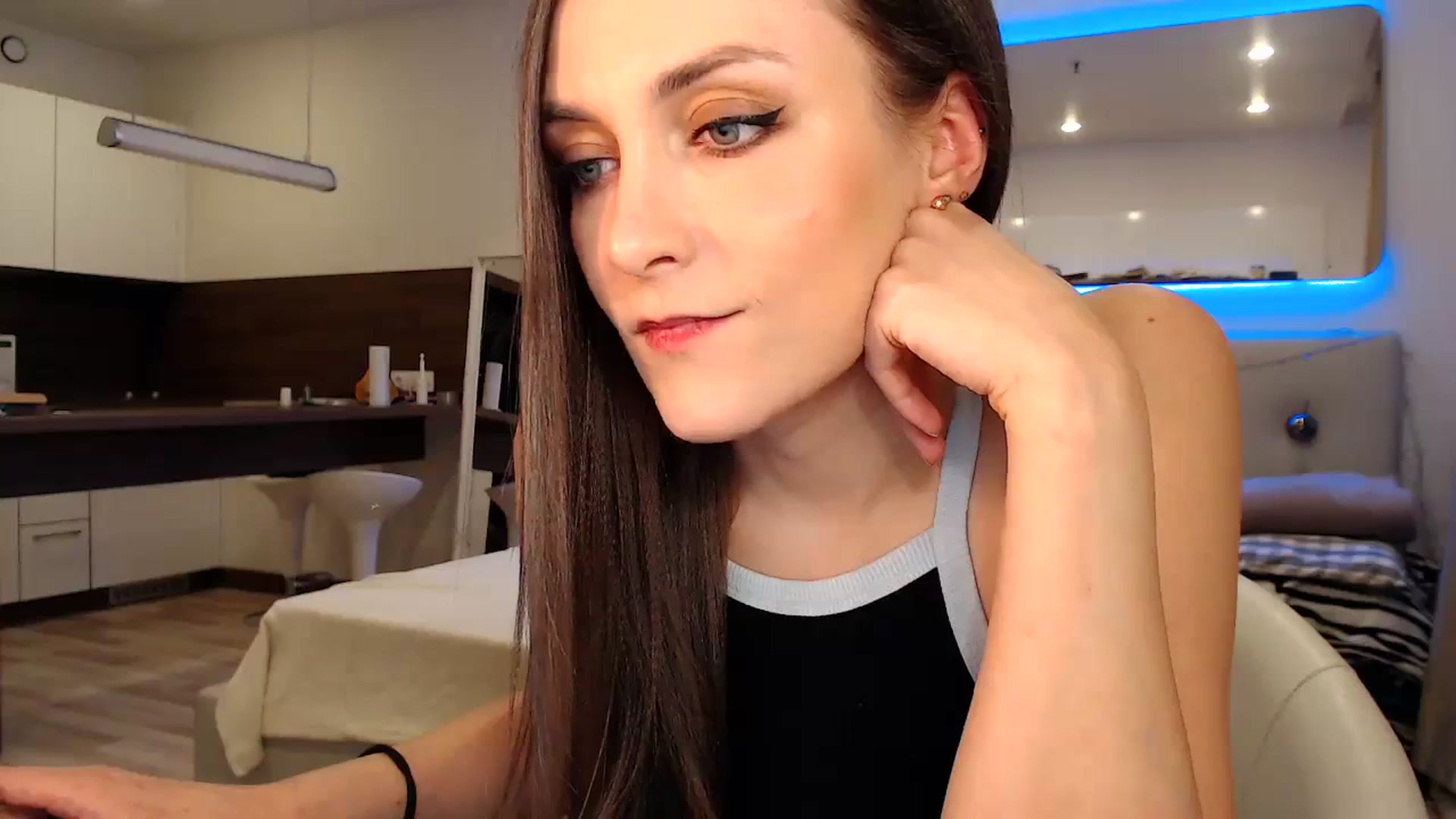 Gallery image thumbnail from Aby_Frost's myfreecams stream on, 03/22/2024, 17:01 image 17 of 20
