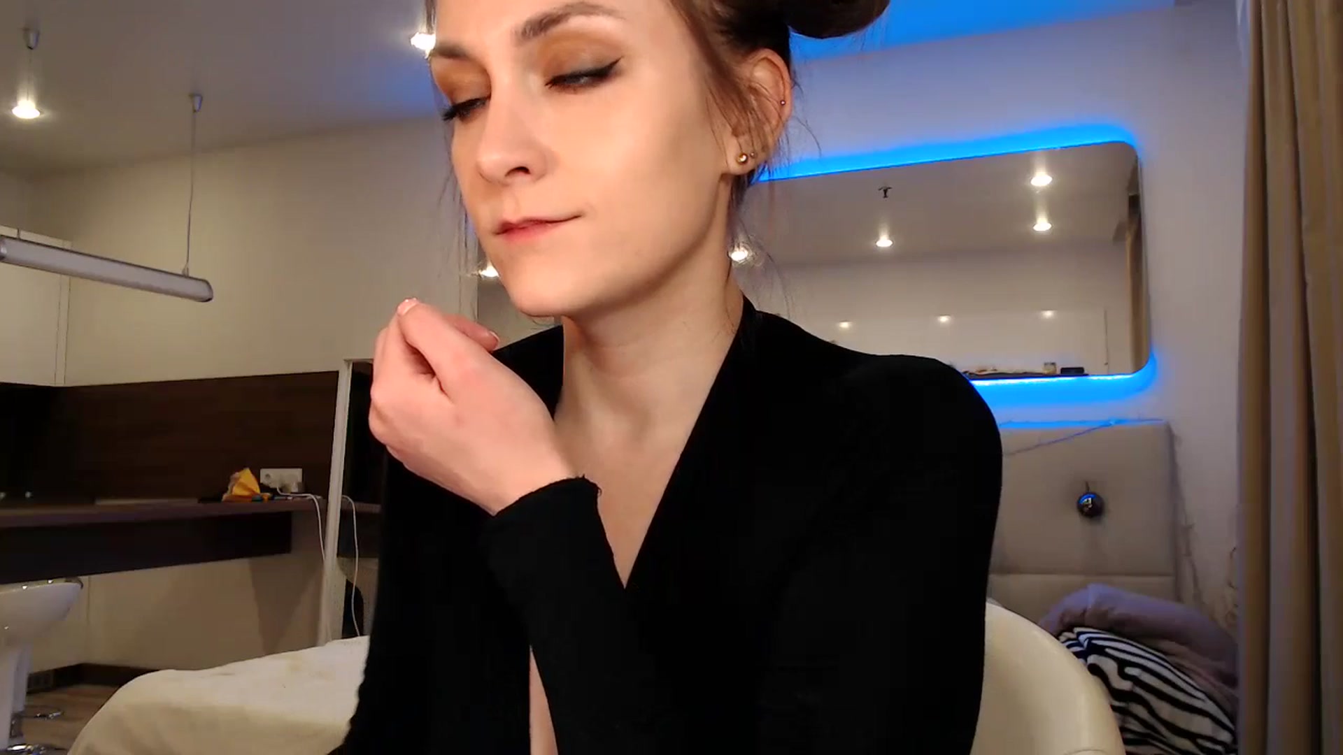 Gallery image thumbnail from Aby_Frost's myfreecams stream on, 04/19/2024, 18:34 image 5 of 20