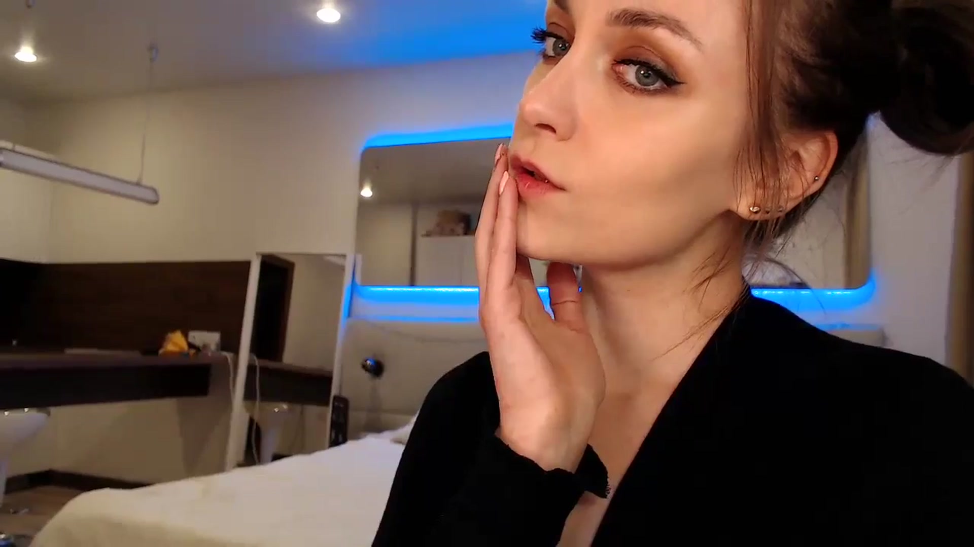 Gallery image thumbnail from Aby_Frost's myfreecams stream on, 04/19/2024, 18:34 image 13 of 20